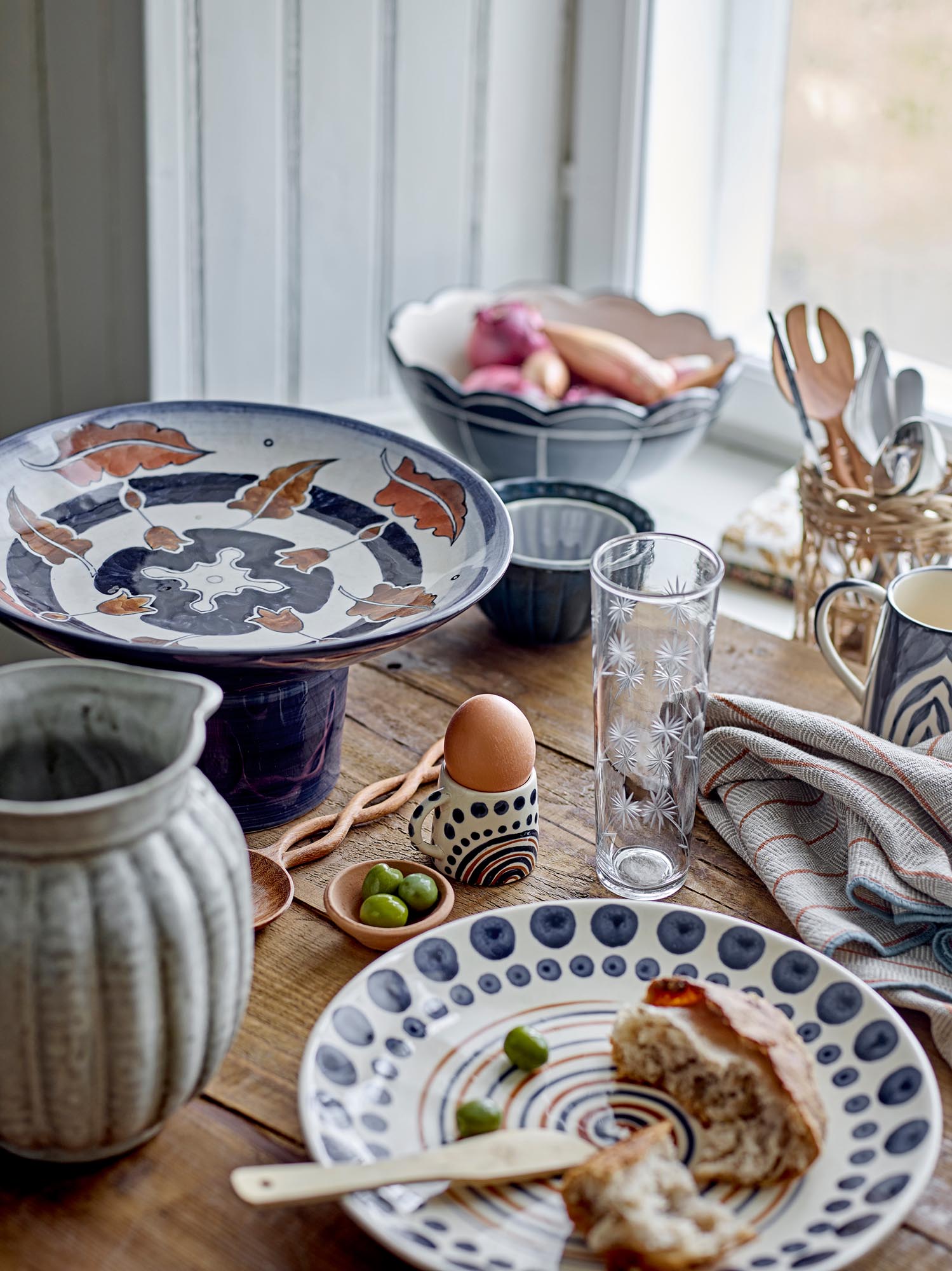 Die Shama Espressotasse von Bloomingville aus orangefarbenem Steingut vereint skandinavisches Design mit Funktionalität und Stil.