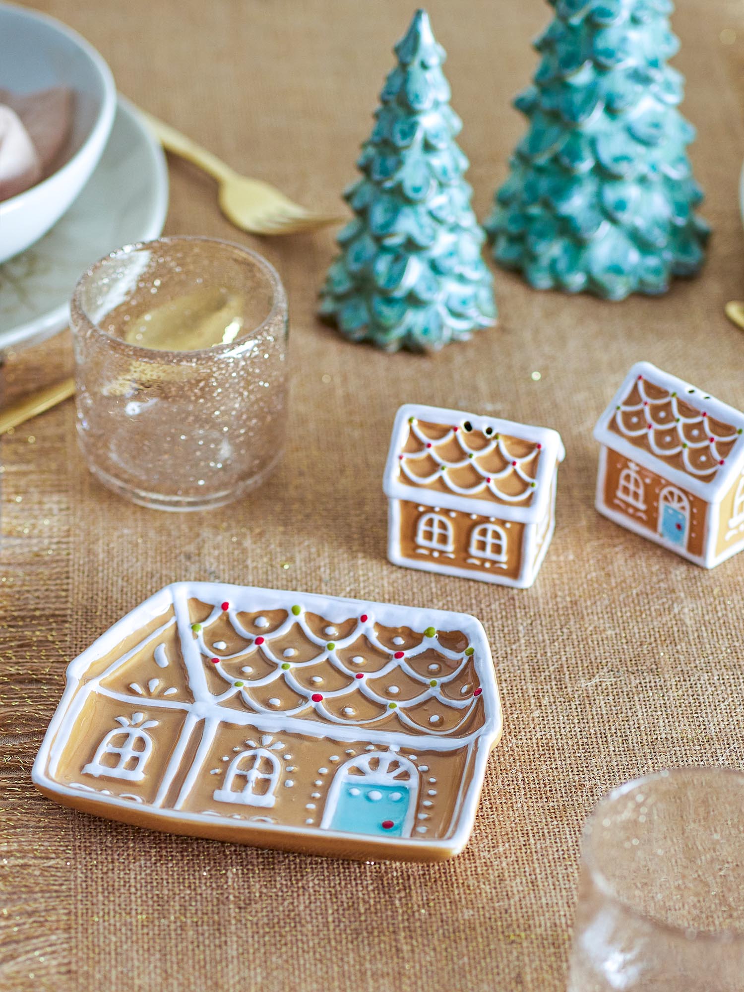 Der Ginnie Teller von Bloomingville: Ein handbemaltes Keramikkunstwerk in warmen Brauntönen, ideal für festliche Anlässe.