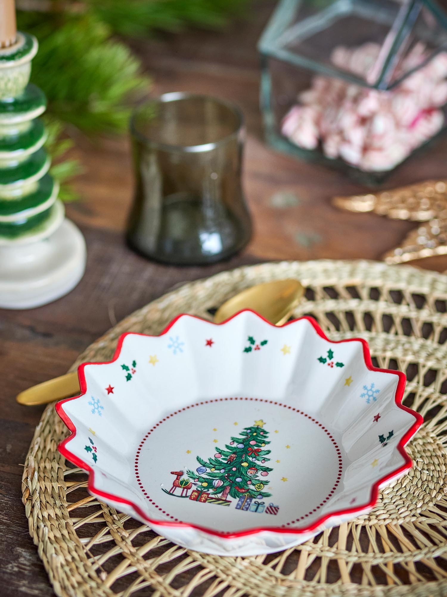 Die Naive Schale von Bloomingville in Rot aus Keramik besticht durch ihr schlichtes Design und ist ideal für den modernen Haushalt.