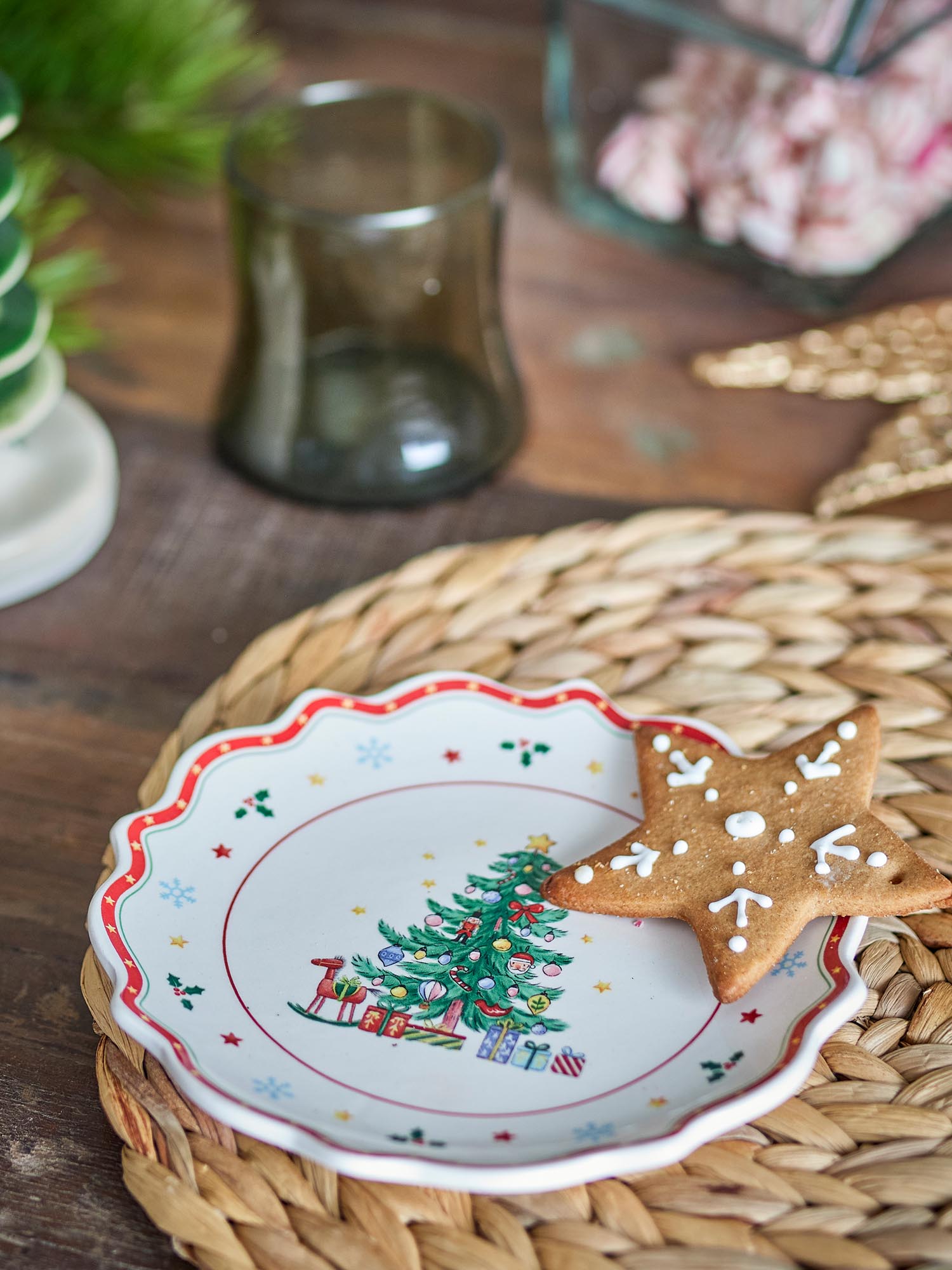 Eleganter roter Keramikteller von Bloomingville, ideal für stilvolle Tischdekoration und vielseitige Nutzung im Alltag.