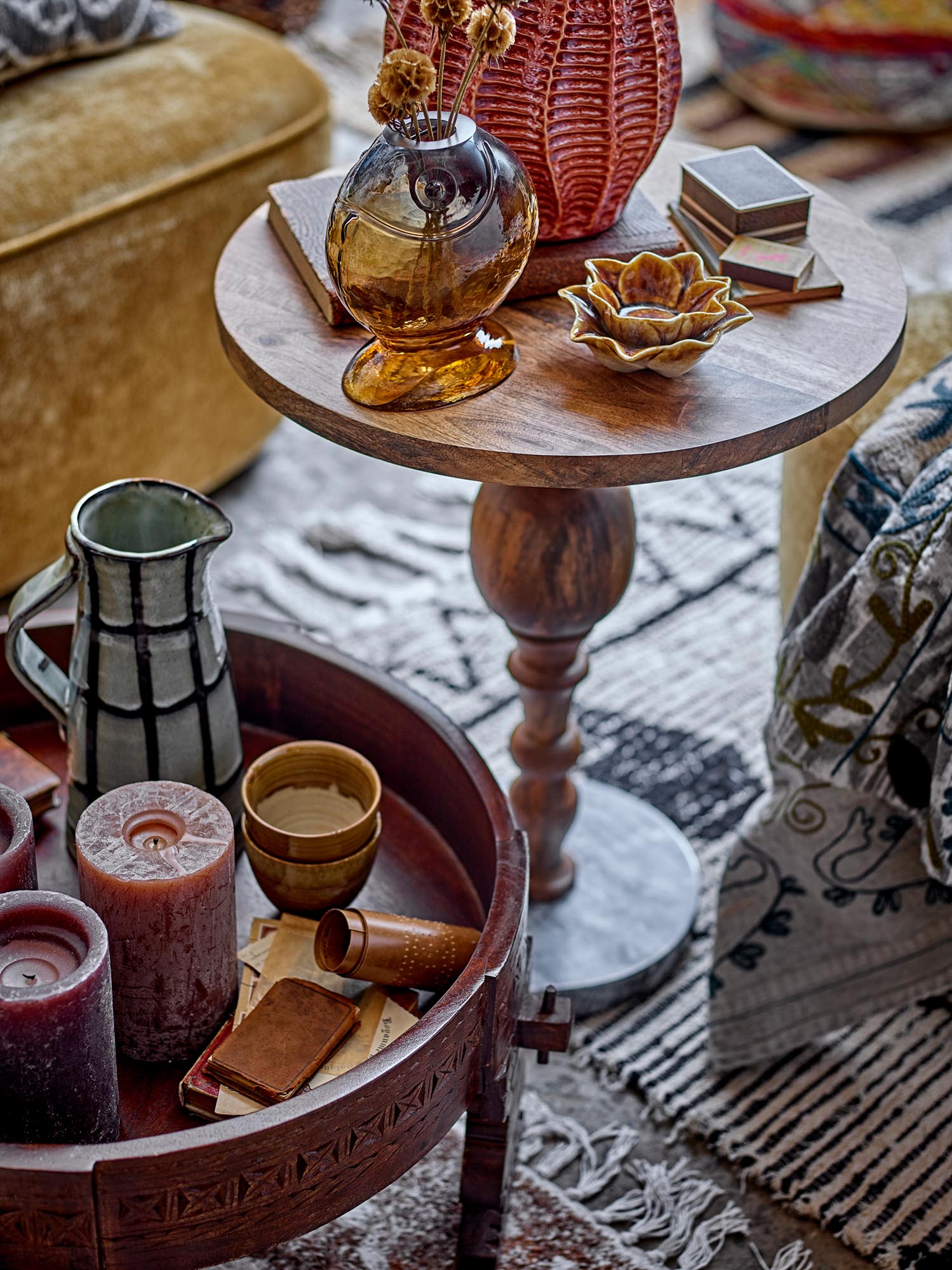 Die Varga Vase aus gelbem Glas von Creative Collection besticht durch ihr modernes Design und bringt Farbe in jeden Raum.