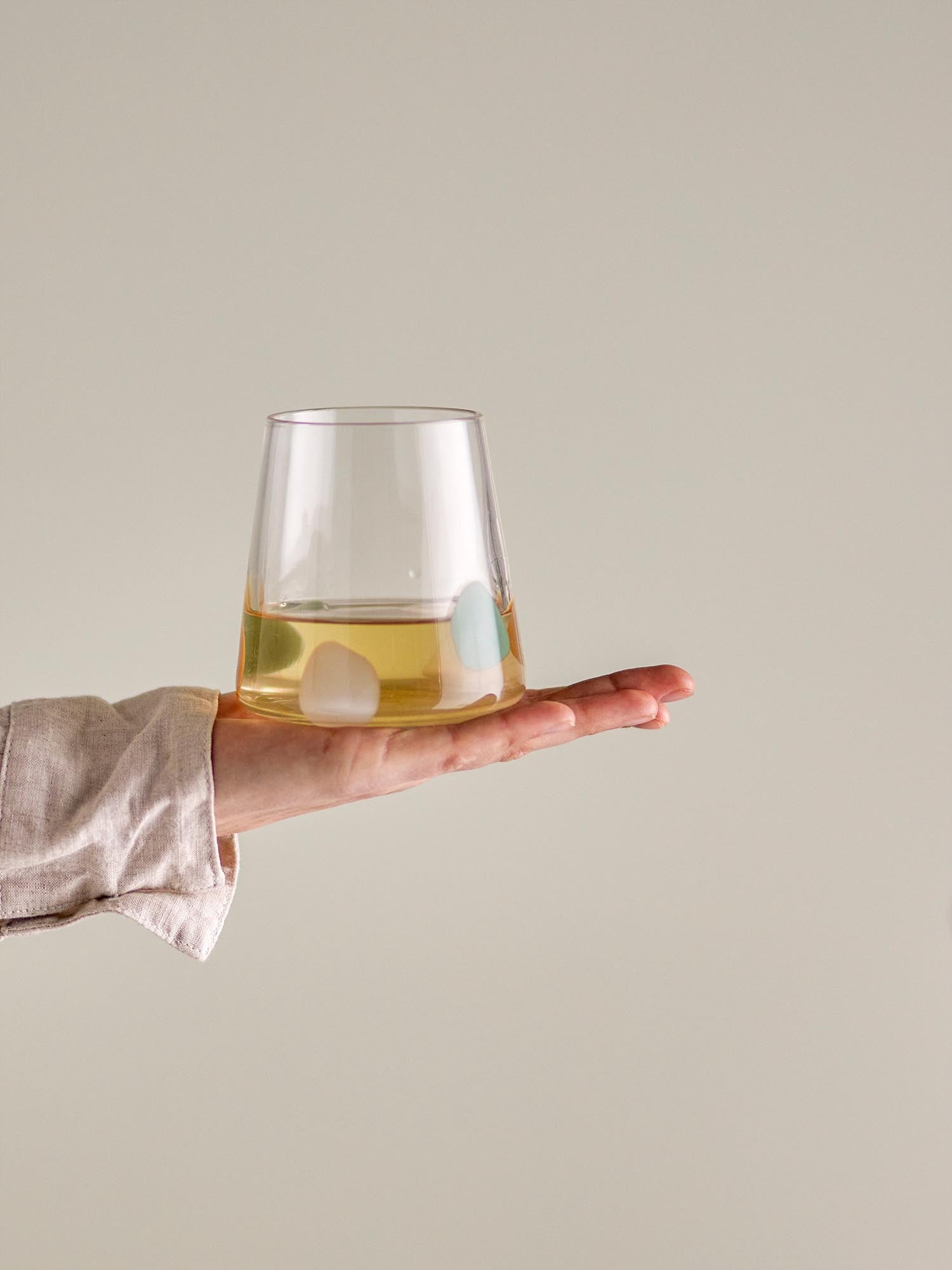 Das Gildor Trinkglas von Bloomingville in Braun vereint stilvolles Design und Funktionalität, ideal für moderne Tischdekorationen.