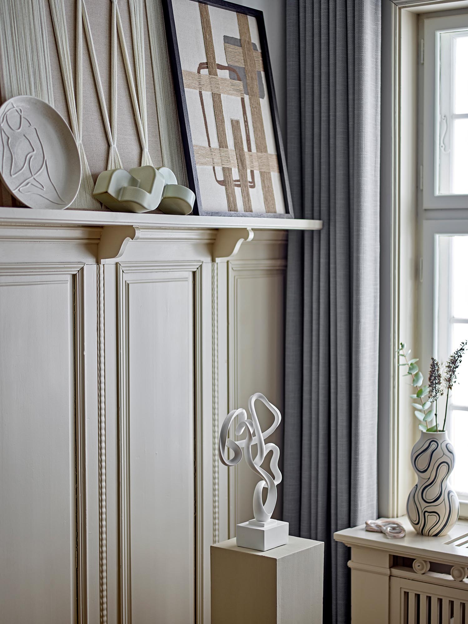 Die Arista Deko von Bloomingville: Elegante Harzskulptur in Weiss, die jedem Raum stilvolle Raffinesse verleiht.