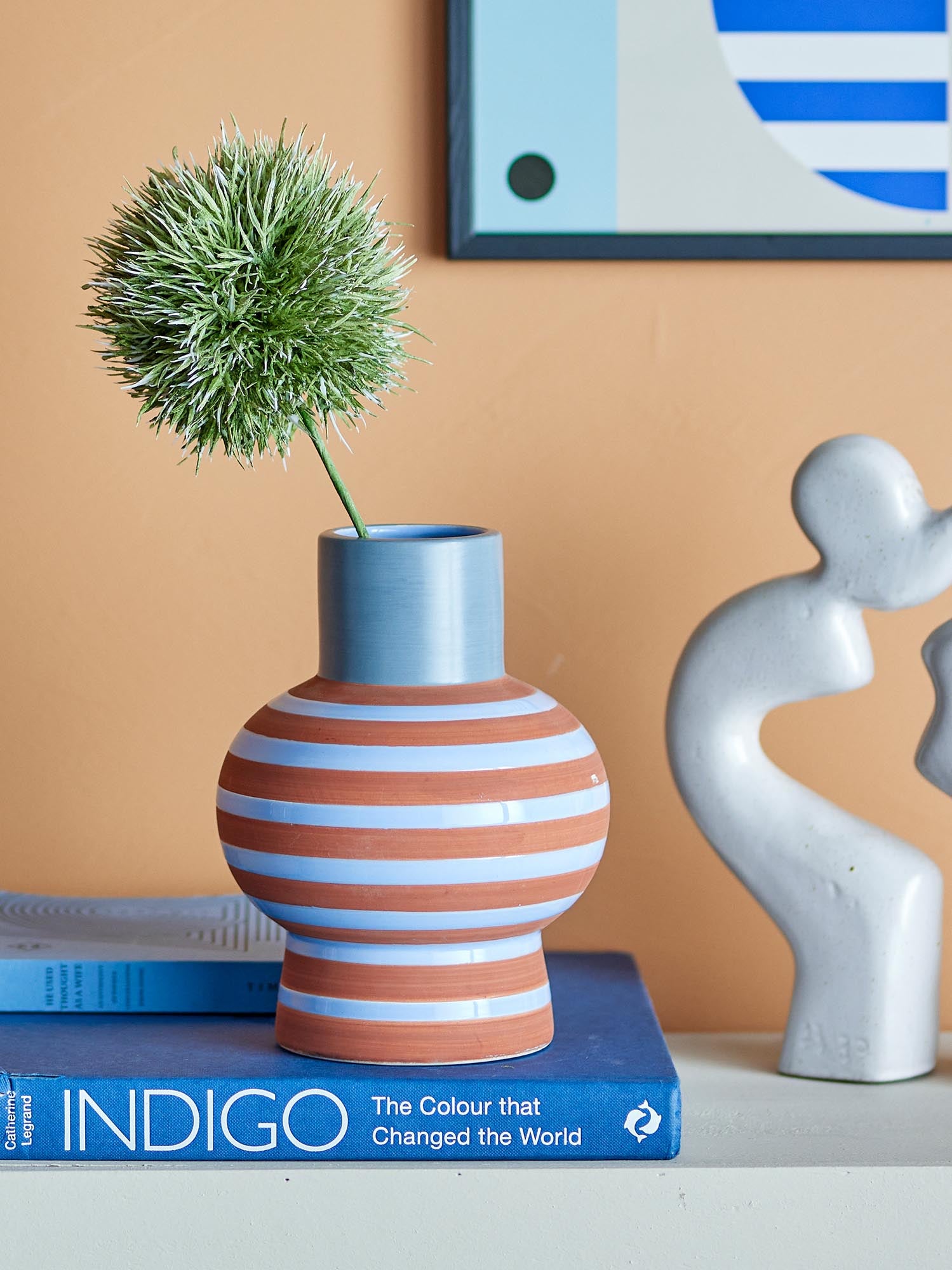 Die Lindir Vase von Bloomingville aus blauem Steingut besticht durch ihr elegantes Design und ist ein stilvolles Wohnaccessoire.