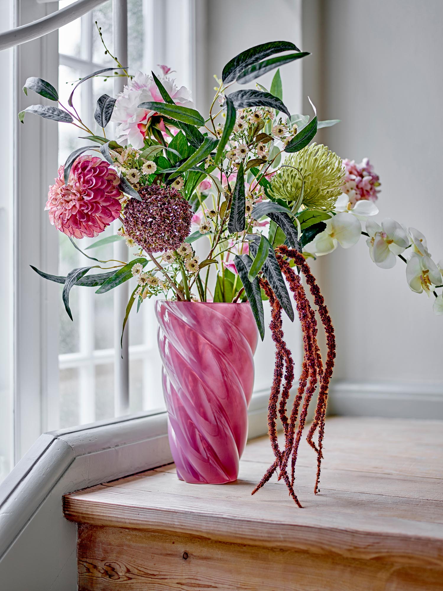 Die Callo Vase von Bloomingville aus rosafarbenem Glas besticht durch ihr stilvolles Design und ist ein Highlight für jede Einrichtung.