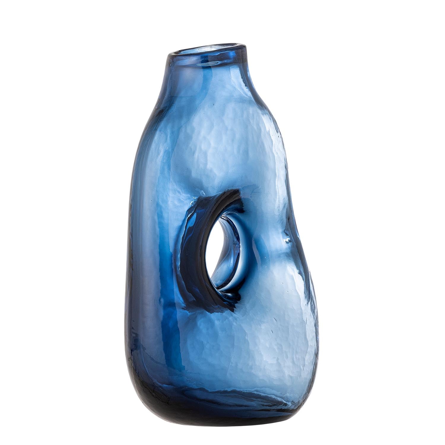Die Harri Vase von Bloomingville aus blauem Glas überzeugt mit ihrem modernen Design und ist ein elegantes Dekorationsstück.