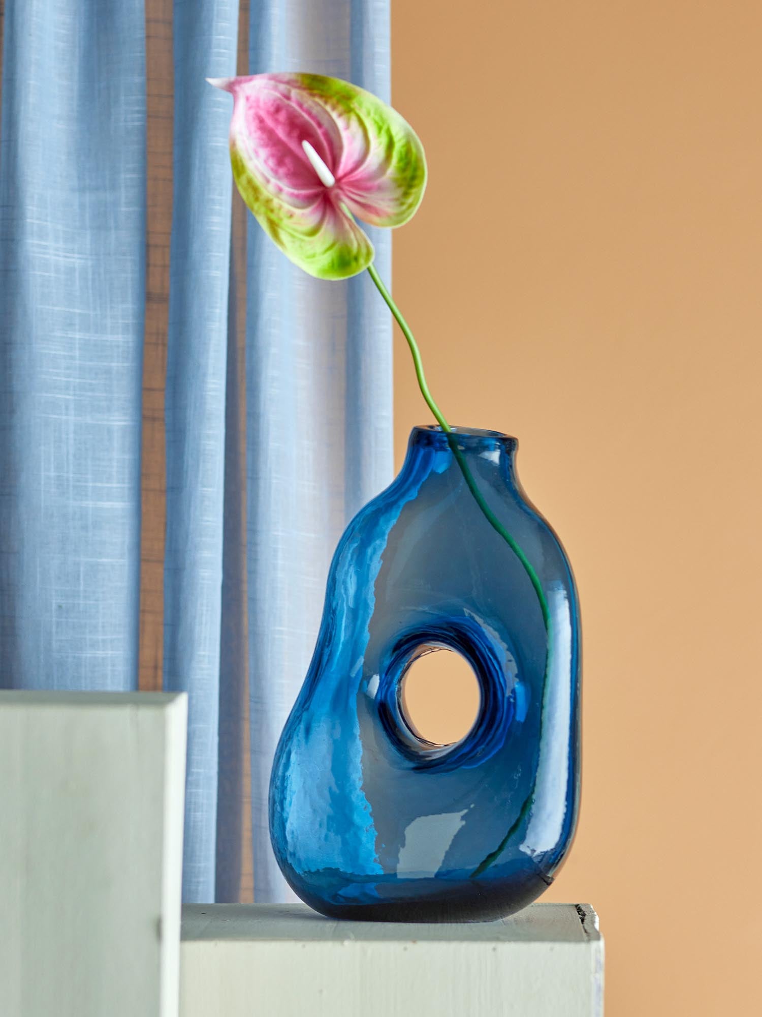 Die Harri Vase von Bloomingville aus blauem Glas besticht durch ihr elegantes Design und ist ein stilvolles Wohnaccessoire.