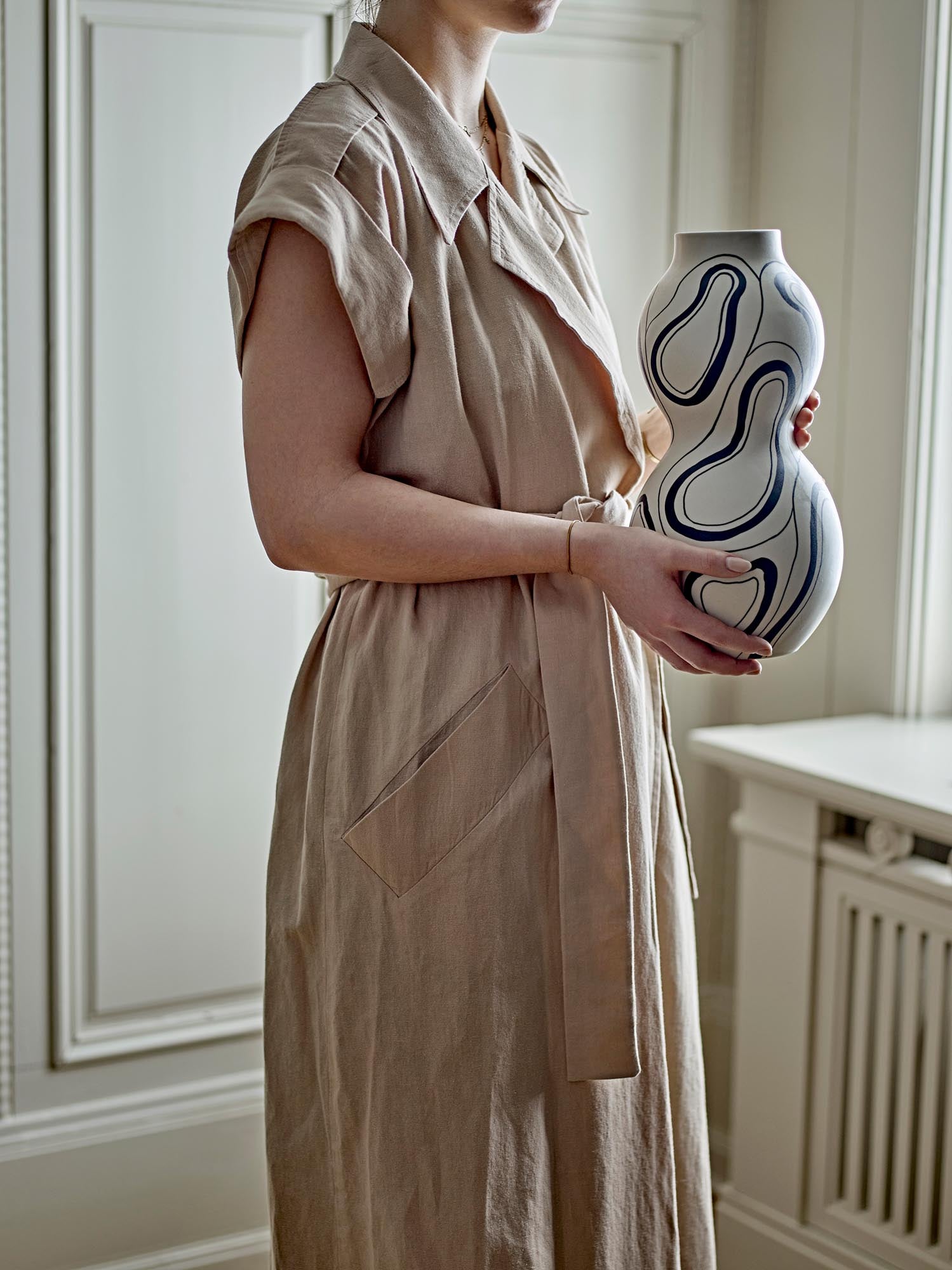 Die Nicola Vase von Bloomingville aus schwarzem Steingut überzeugt mit ihrem eleganten Design und ihrer erstklassigen Qualität.