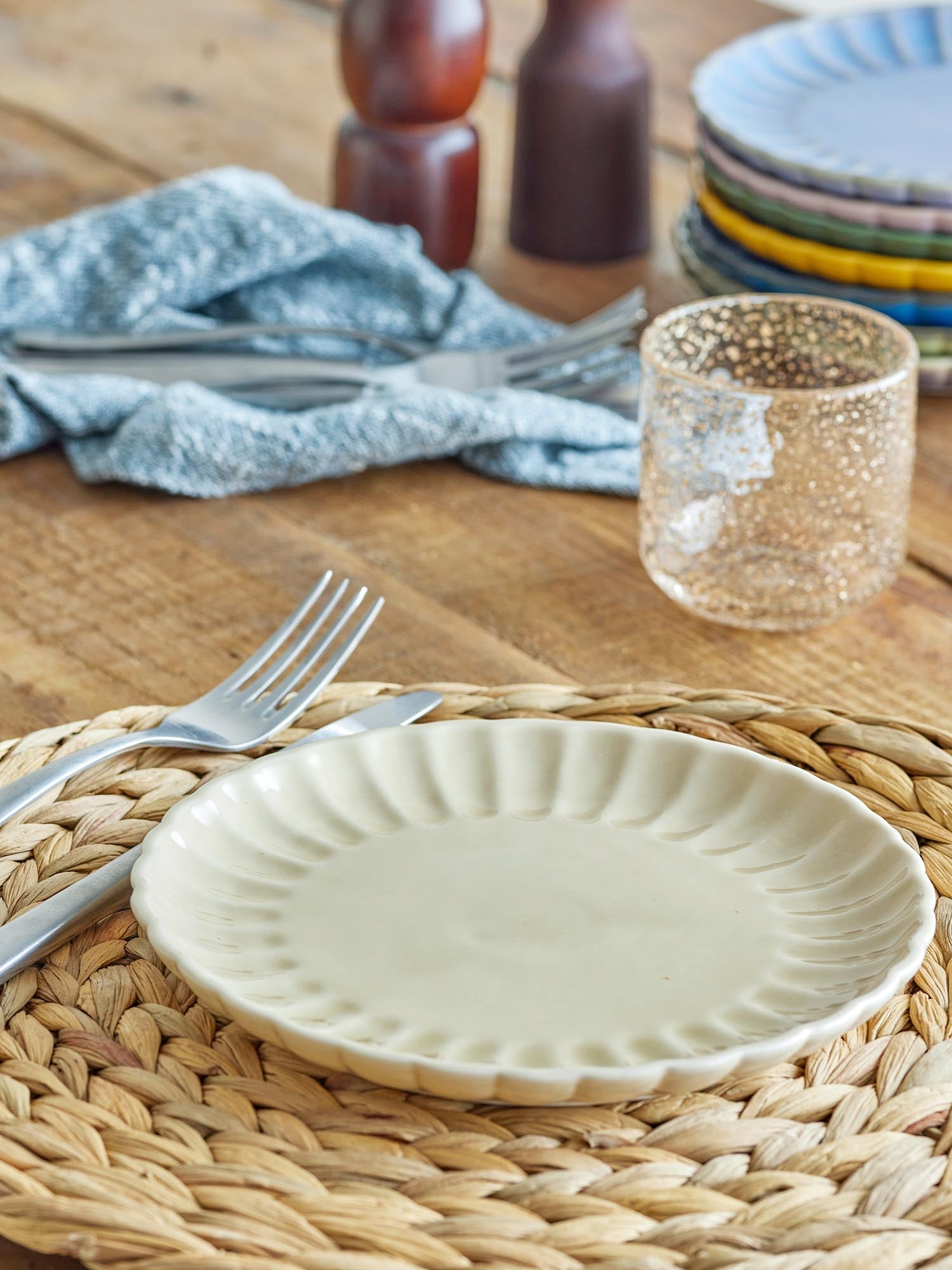 Der Latina Teller von Bloomingville aus Steingut in Naturfarbe überzeugt mit stilvollem Design und ist ideal für jede Tischgestaltung.