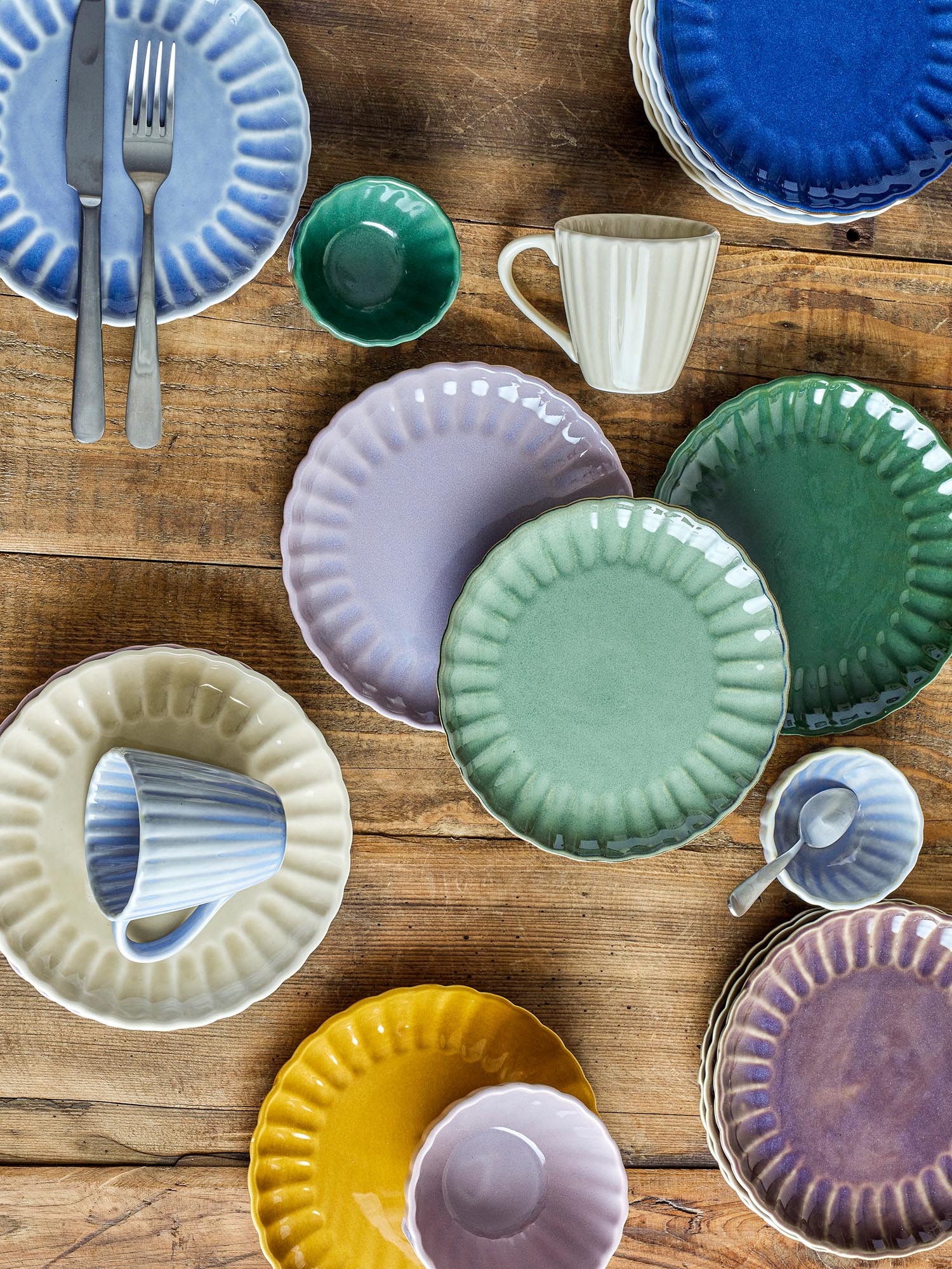 Latina Teller aus gelbem Steingut von Bloomingville, stilvoll und vielseitig, ideal für moderne Tischdekoration.