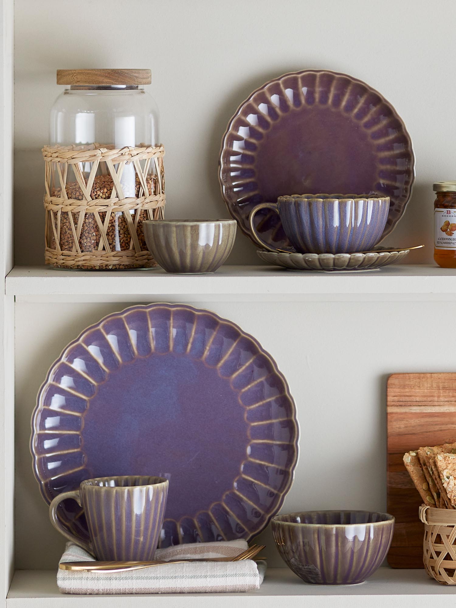 Violetter Latina Teller aus Steingut von Bloomingville, perfekt für elegante Tischdekoration und besondere Momente.