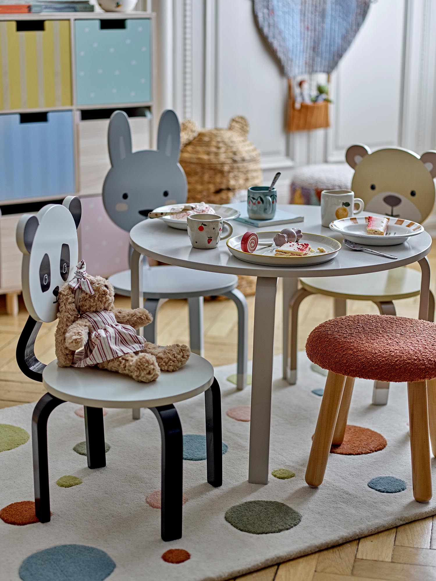 Das Tatiana Geschirr-Set aus weissem Steingut von Bloomingville Mini ist stilvoll und ideal für Kinder, robust und elegant zugleich.