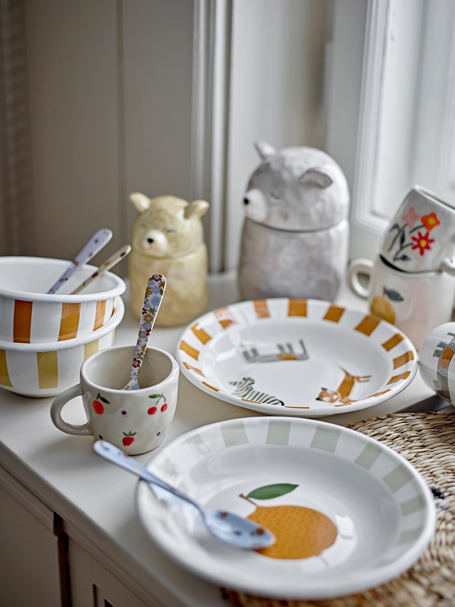 Das Tatiana Geschirr-Set von Bloomingville Mini aus weissem Steingut ist perfekt für Kinder, stilvoll, langlebig und charmant.