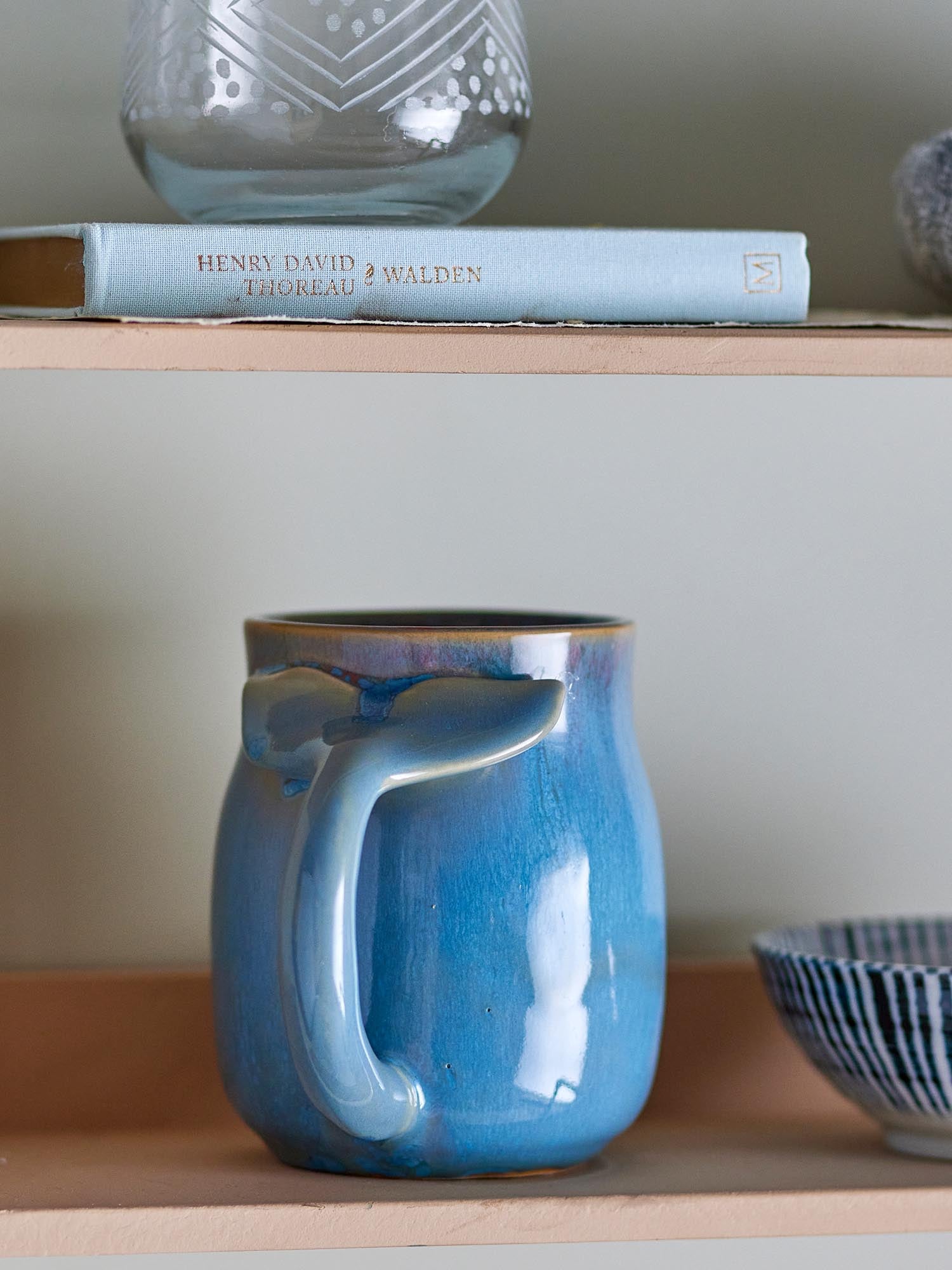 Eleganter blauer Steingutbecher von Rinat, Creative Collection. Perfekt für stilvolle Getränke und modernes Design.