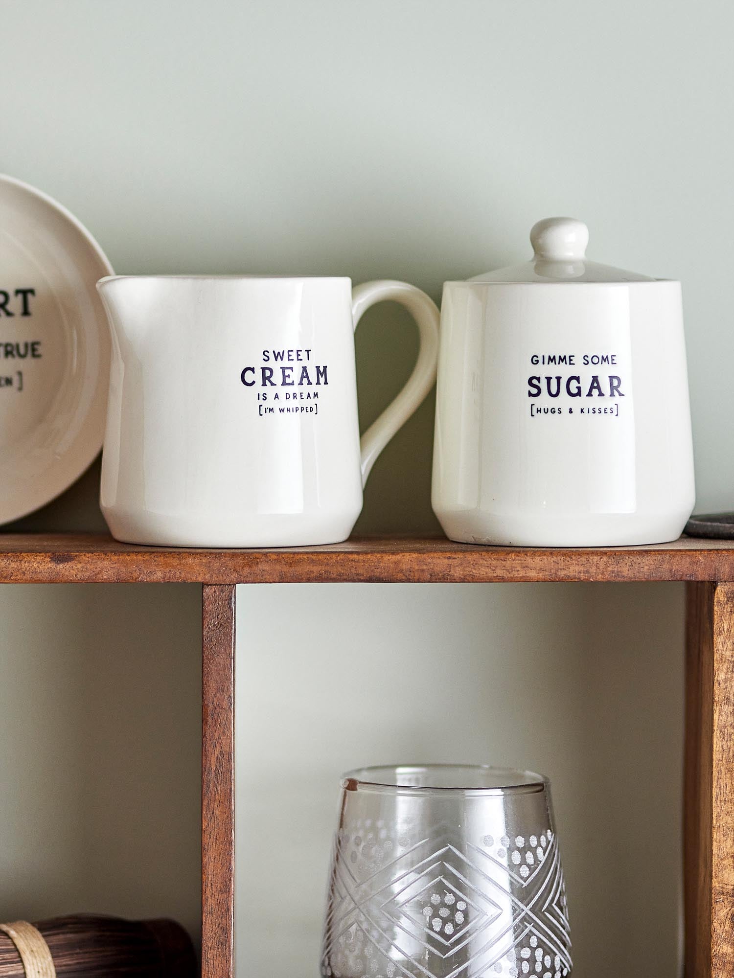 Elegantes Steingut-Set in Weiss mit charmanten Zitaten, ideal für stilvolle Kaffeepausen und als Geschenk.