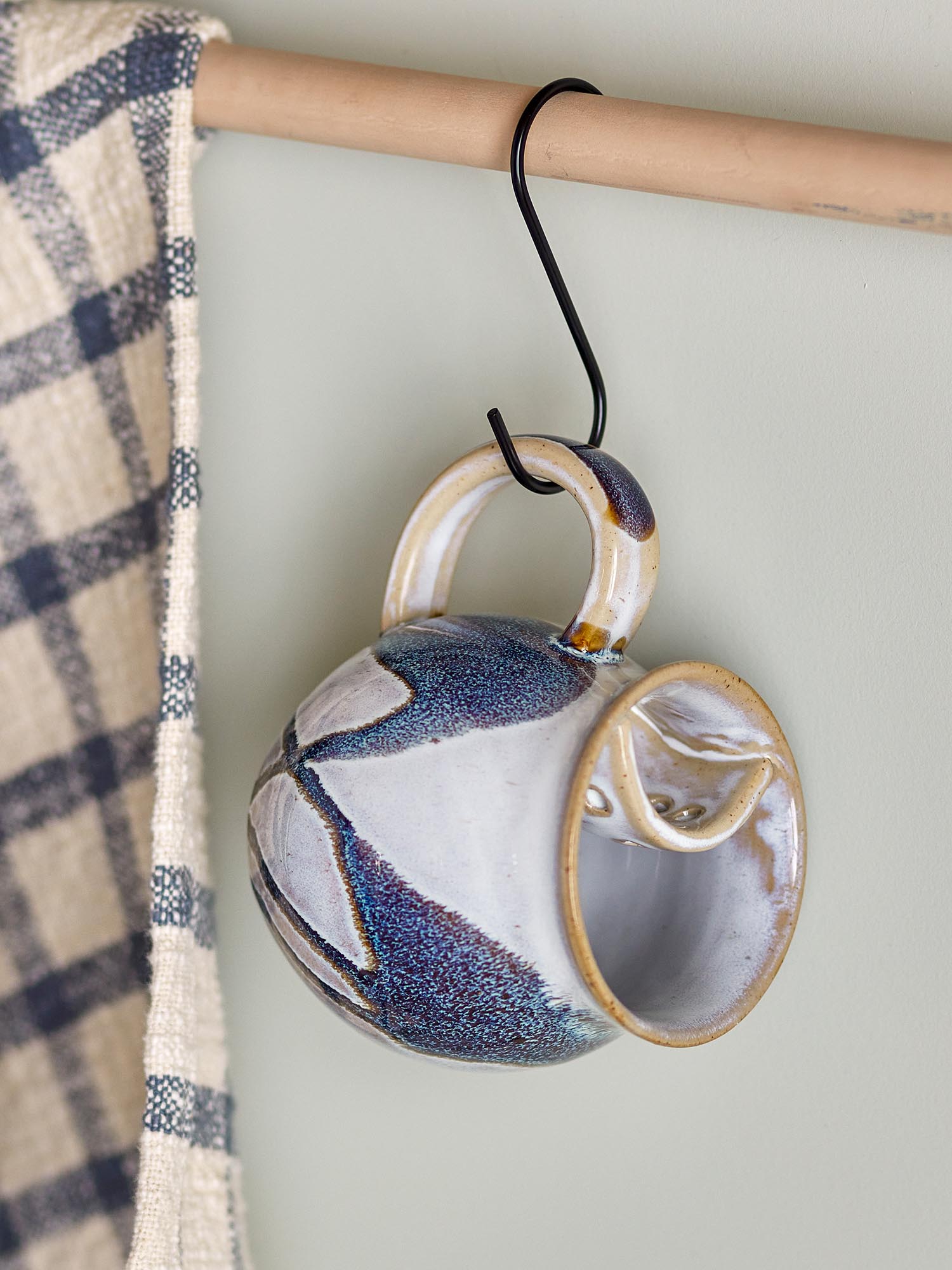 Die Alicia Becher aus Steingut in Blau von Creative Collection besticht durch ihr elegantes Design und hochwertige Verarbeitung.