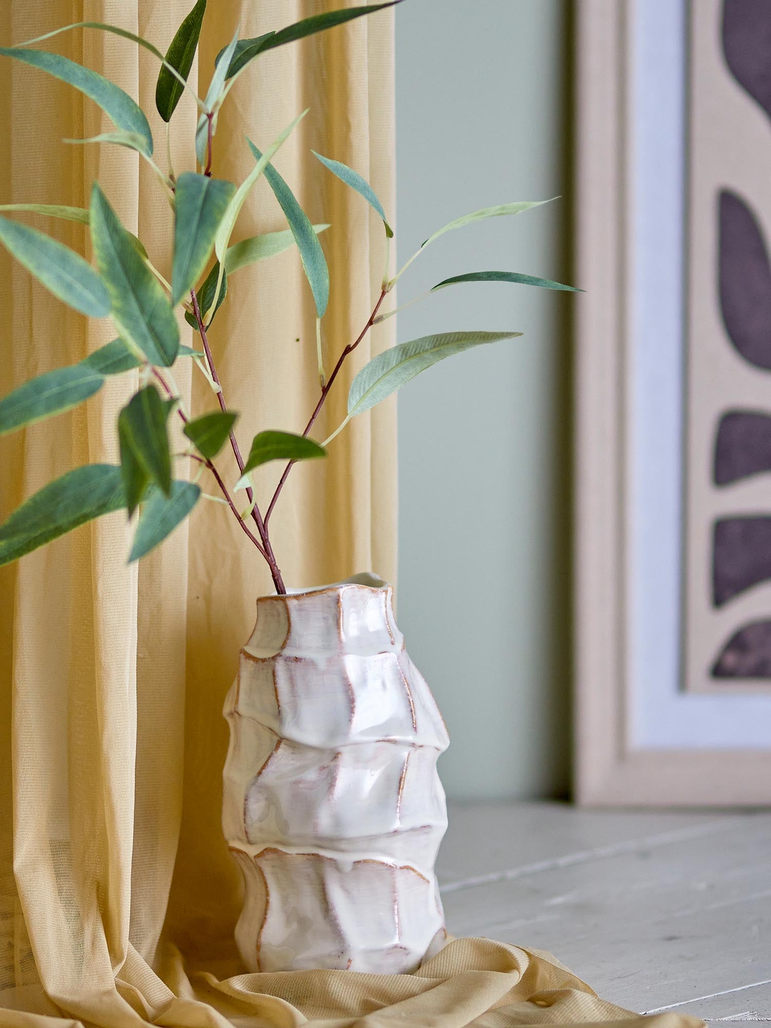 Die Dolores Vase von Bloomingville aus weissem Steingut besticht durch ihr elegantes Design und ihre hochwertige Verarbeitung.