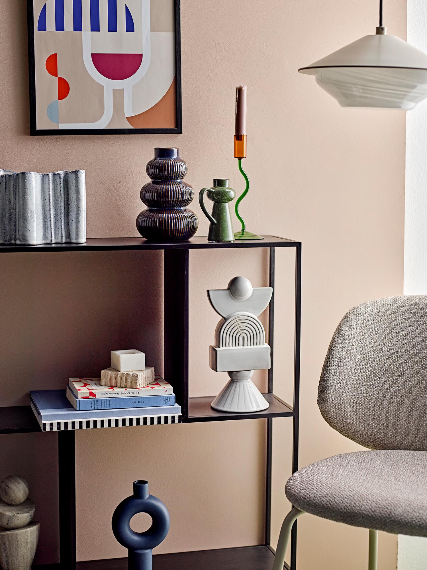 Eleganter grüner Kerzenhalter aus Glas von Bloomingville, ideal für stilvolle Dekoration und gemütliche Atmosphäre.