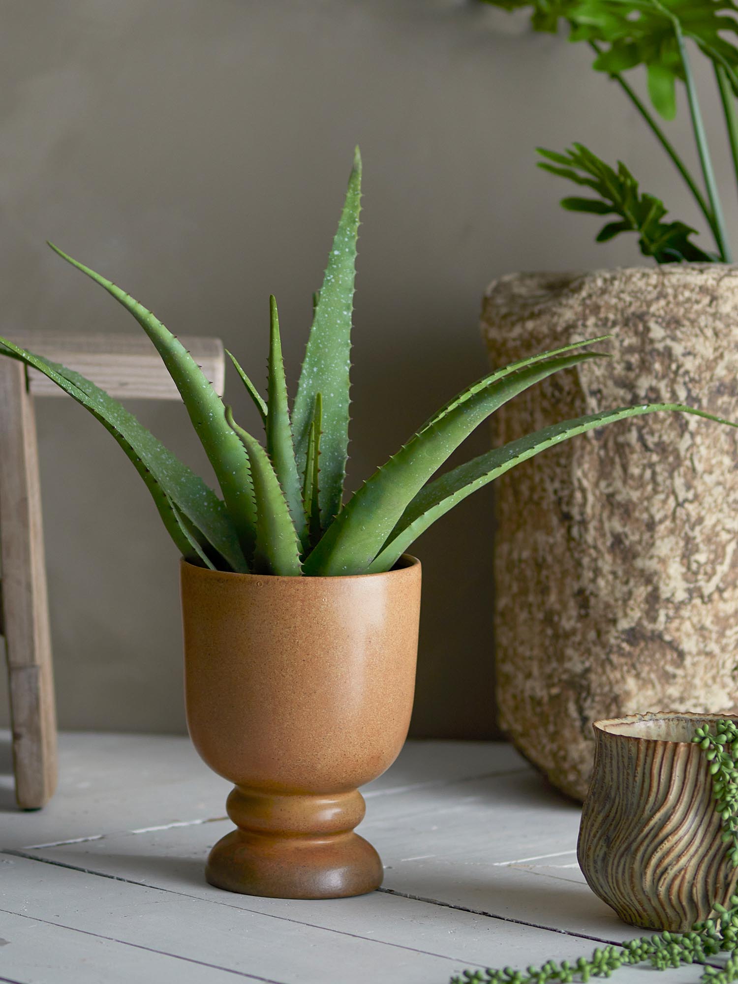 Eleganter grüner Blumentopf aus Steingut von Bloomingville, ideal für stilvolle Pflanzenarrangements in jedem Raum.