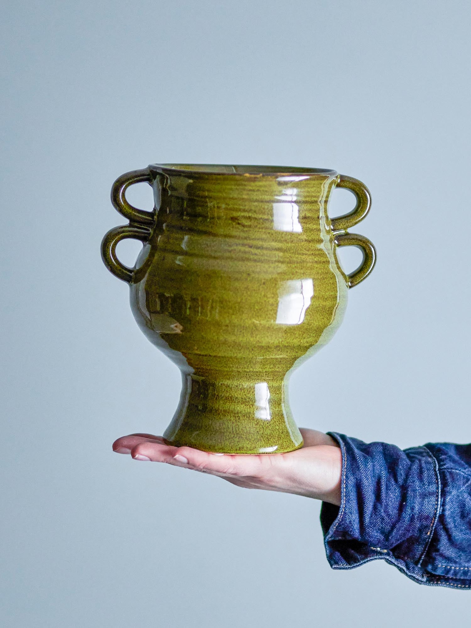 Eleganter Raia Blumentopf aus grünem Steingut von Bloomingville, ideal für stilvolle Pflanzenarrangements in jedem Raum.