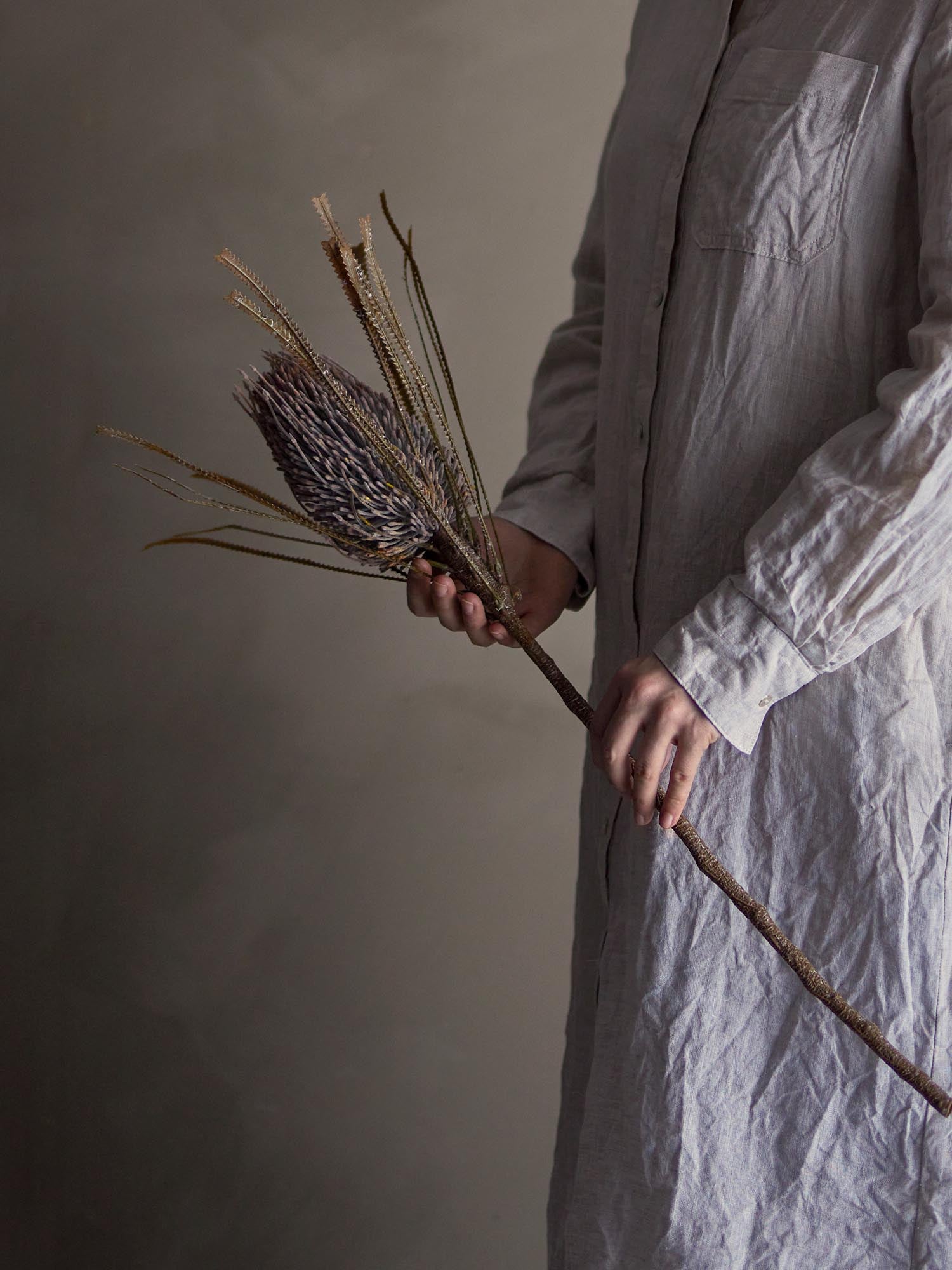 Dekorativer Palmflower-Stiel in Braun von Bloomingville, ideal für stilvolle Arrangements mit künstlichen Blumen.