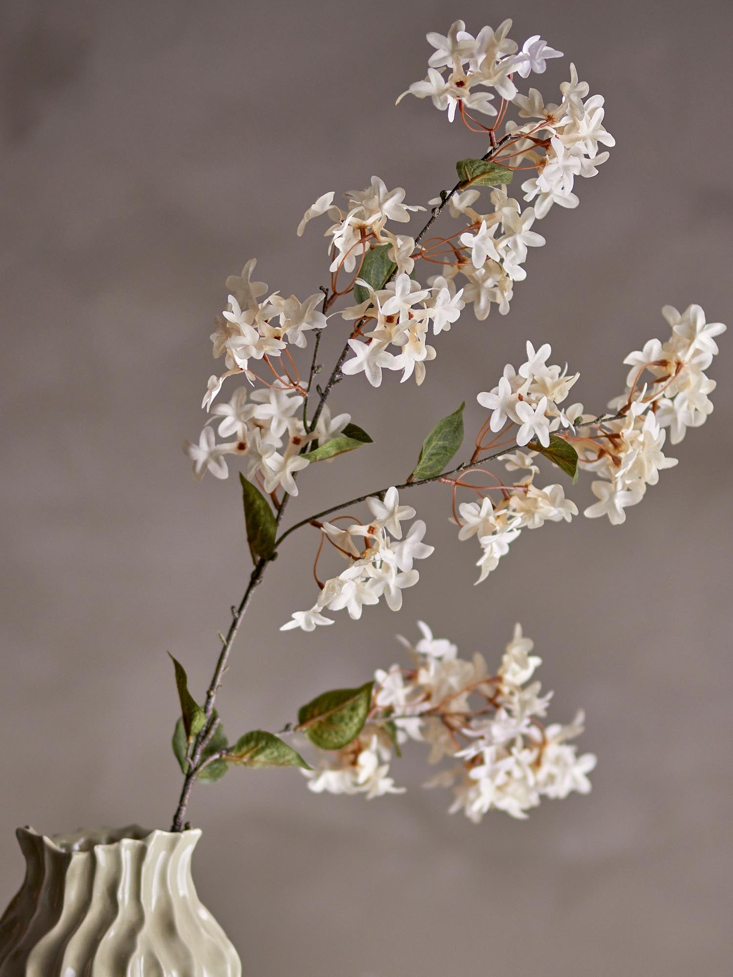 Weisser Myrtle Zweig von Bloomingville, künstlich und elegant, perfekt für zeitlose Dekorationen und florale Arrangements.