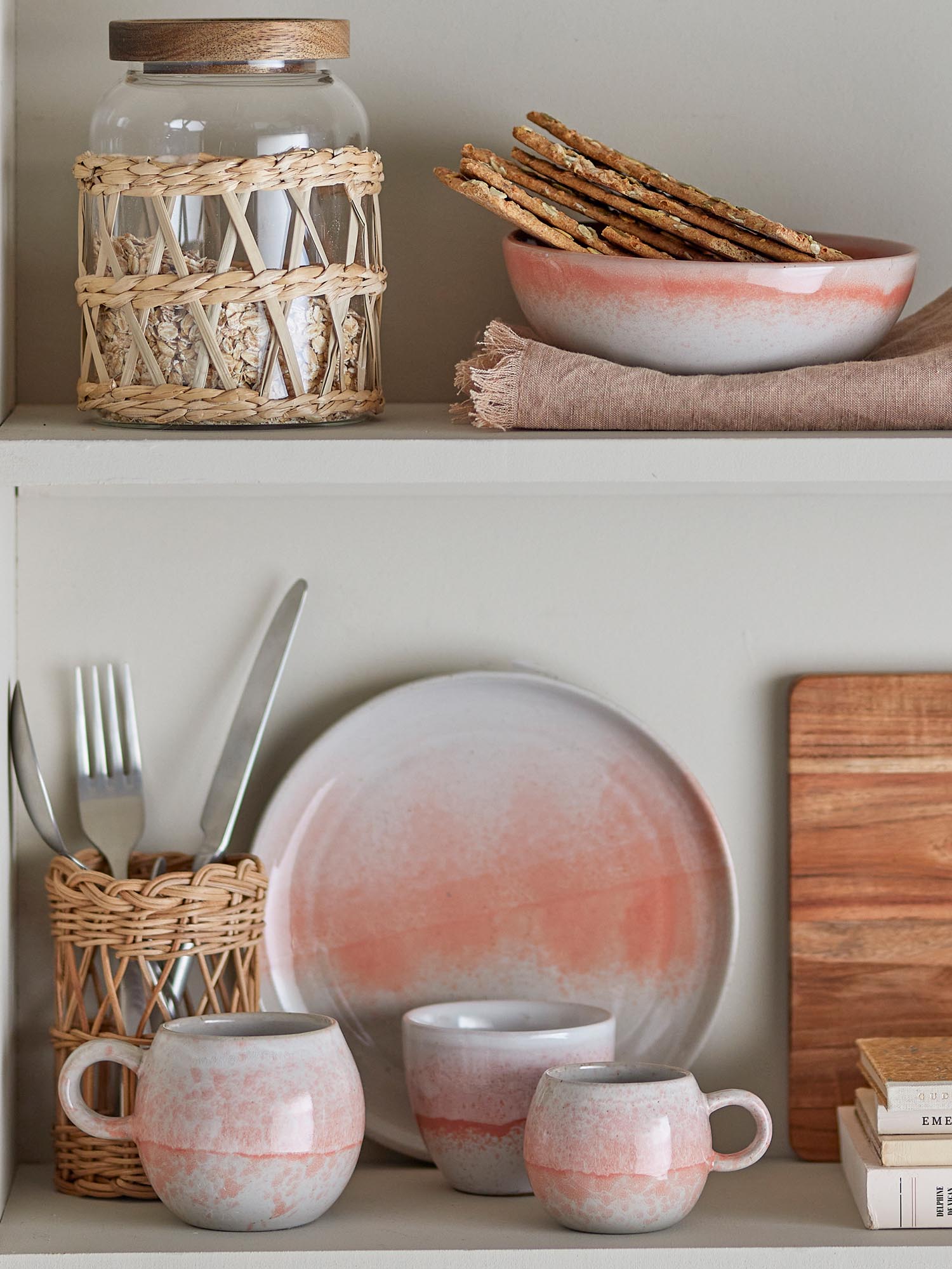 Das Paula Frühstücksset von Bloomingville in Orange aus Steingut bietet stilvolles Design und Funktionalität für den perfekten Start in den Tag.