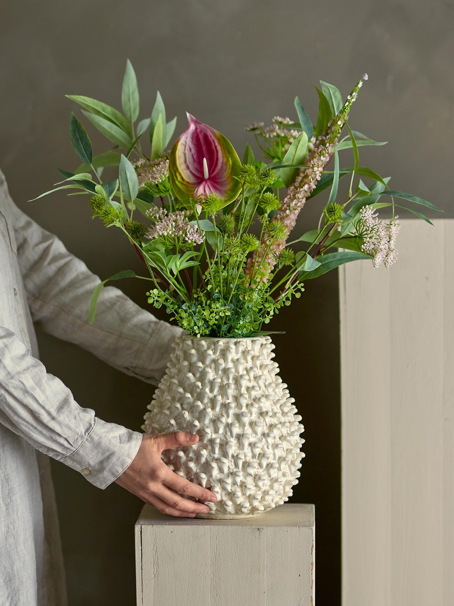 Ein eleganter, pflegeleichter Blumenstrauss in sanften Tönen, der zeitlose Schönheit in jeden Raum bringt.