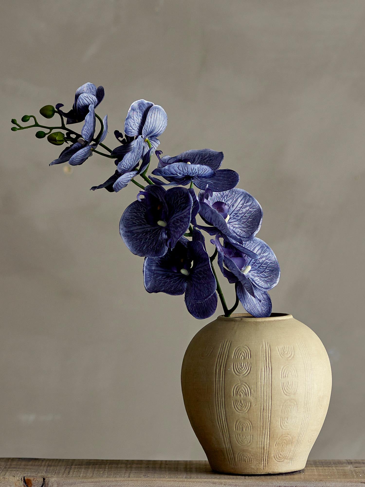 Künstlicher Orchideenstiel in elegantem Violett von Bloomingville, ideal für stilvolle Dekorationen und langlebige Arrangements.