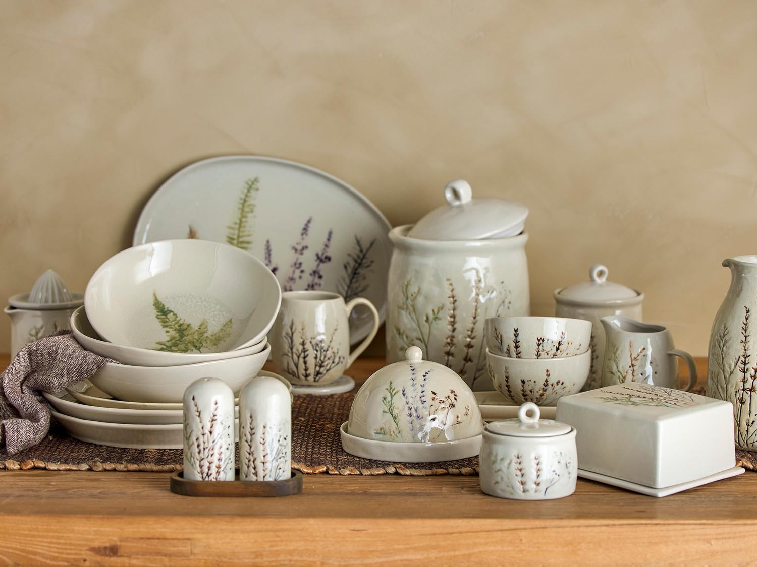 Bea Becher Multipack aus natürlichem Steingut von Bloomingville, ideal für nachhaltigen Genuss und elegantes Servieren.