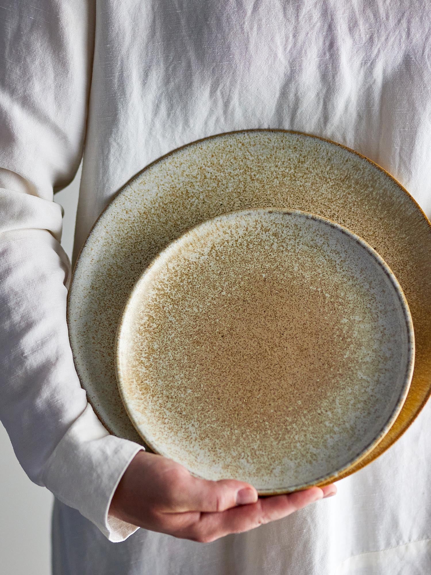 Der Paula Teller von Bloomingville aus Steingut in Naturtönen ist stilvoll und ideal für moderne Tischdekorationen.