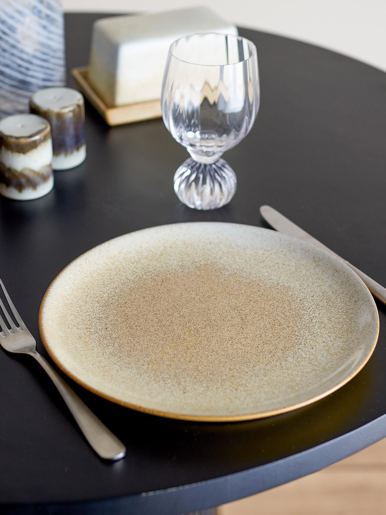 Der Paula Teller von Bloomingville aus Steingut in Naturtönen ist stilvoll und ideal für moderne Tischdekorationen.