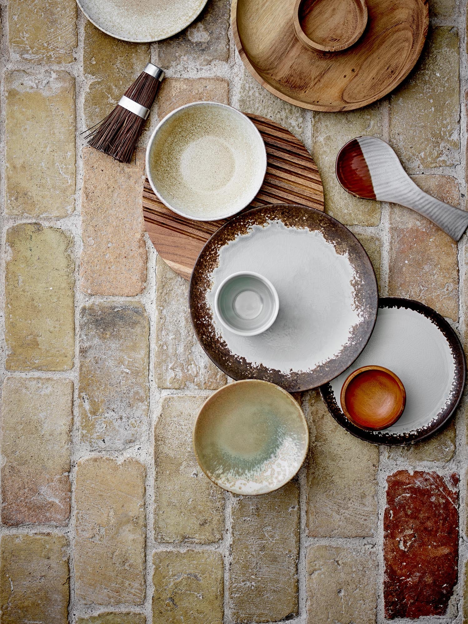 Der Paula Teller von Bloomingville aus braunem Steingut besticht durch sein stilvolles Design und hochwertige Verarbeitung.