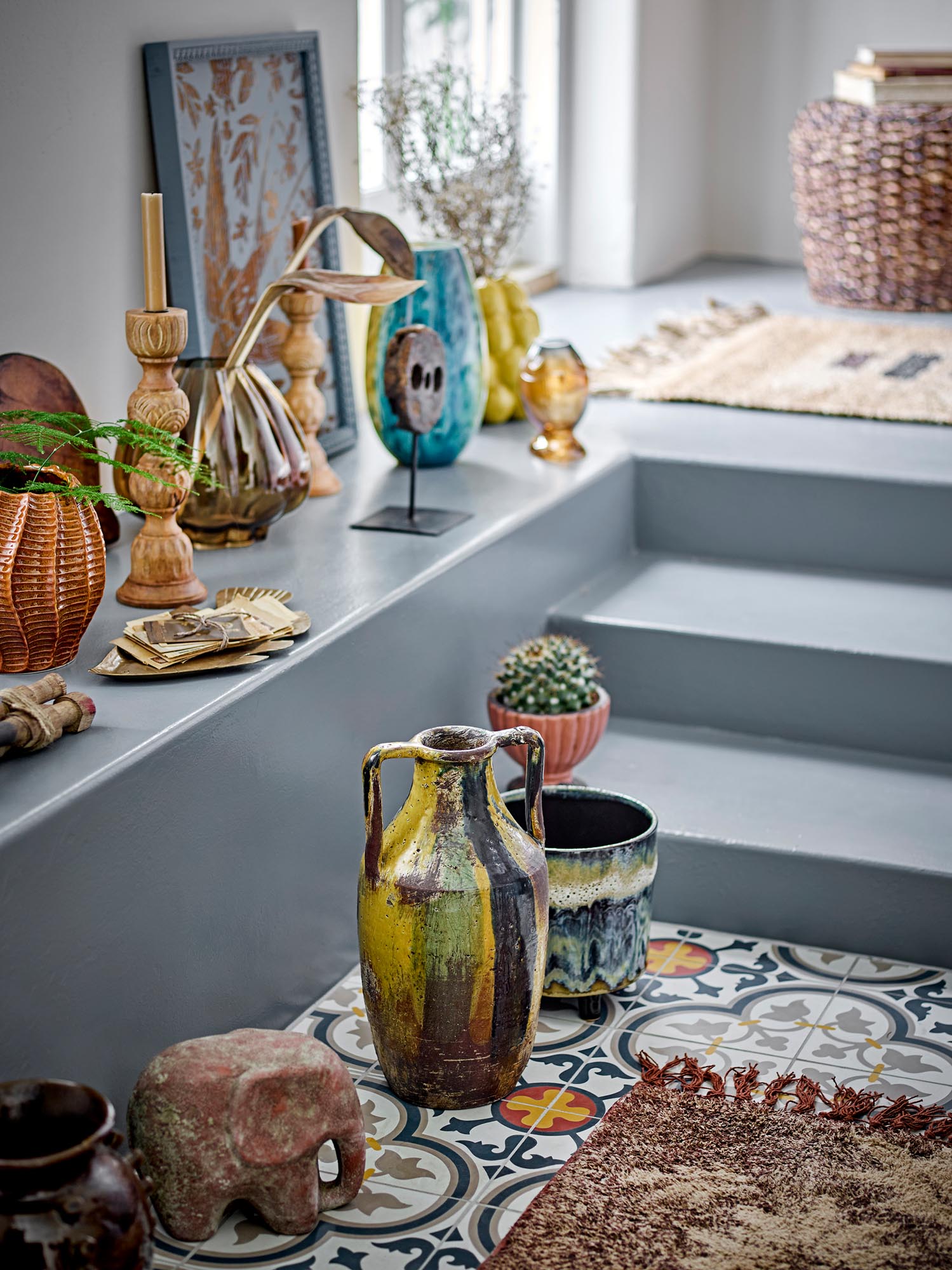 Die gelbe Terrakotta-Vase von Creative Collection besticht durch ihr wildes Design und bringt modernen Stil in Ihre Wohnräume.