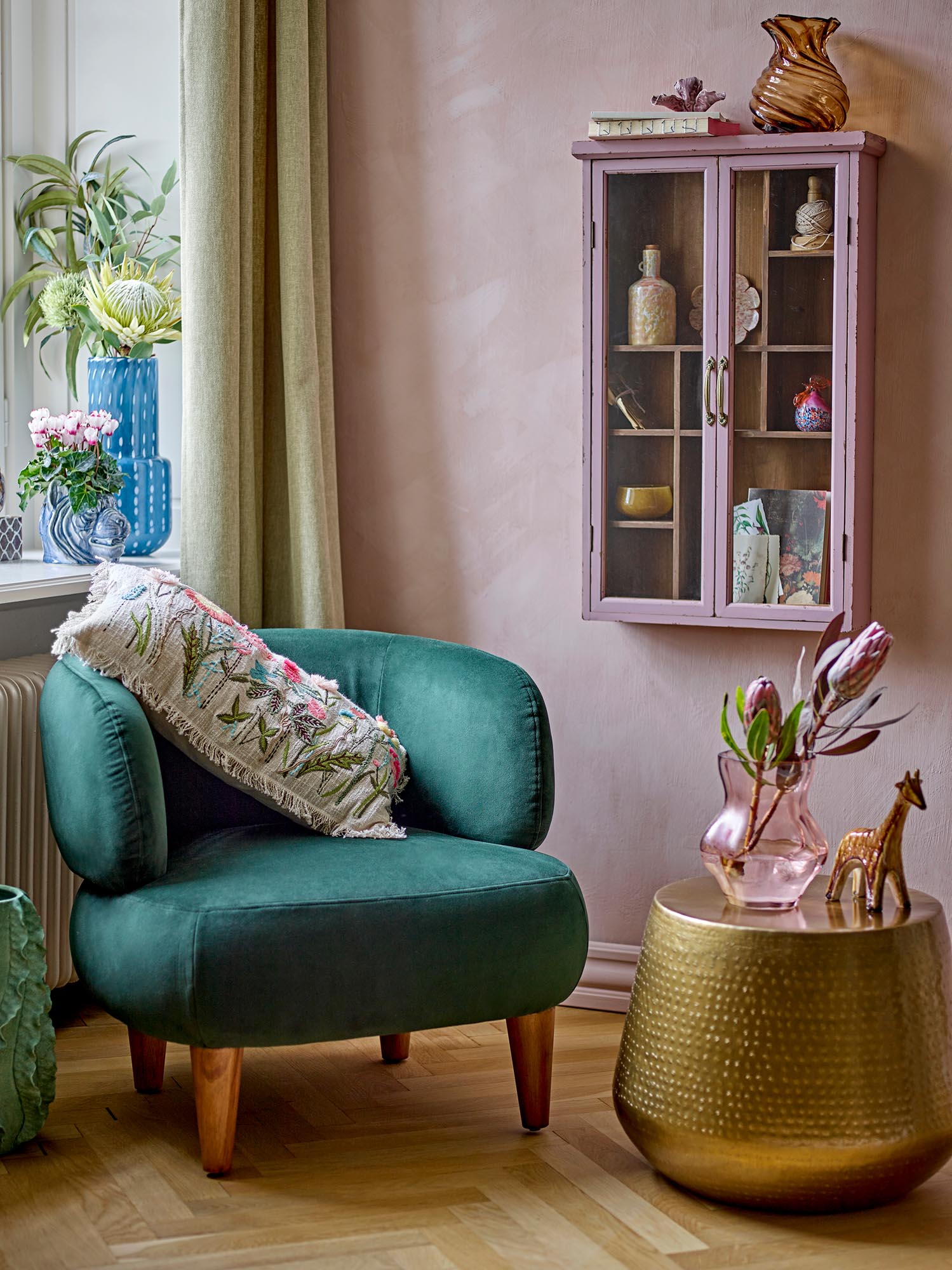 Die Tava Vase in Rose von Creative Collection ist aus Glas gefertigt und besticht durch ihr elegantes und modernes Design.