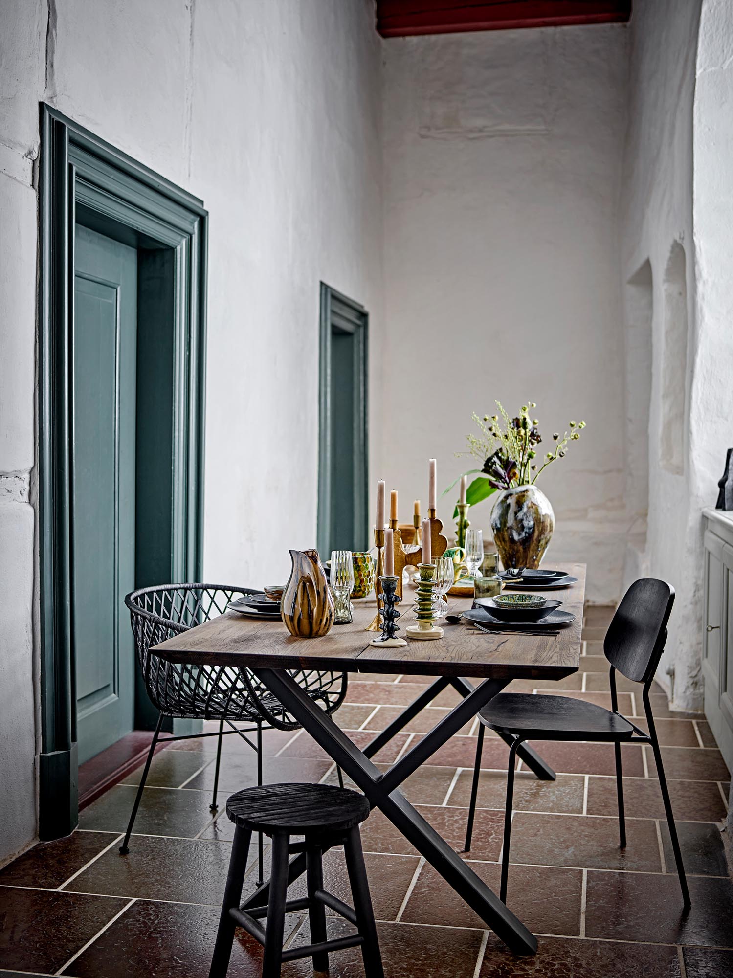 Eleganter Coy Krug aus braunem Steingut von Bloomingville, ideal für stilvolle Tischdekoration und vielseitige Nutzung.