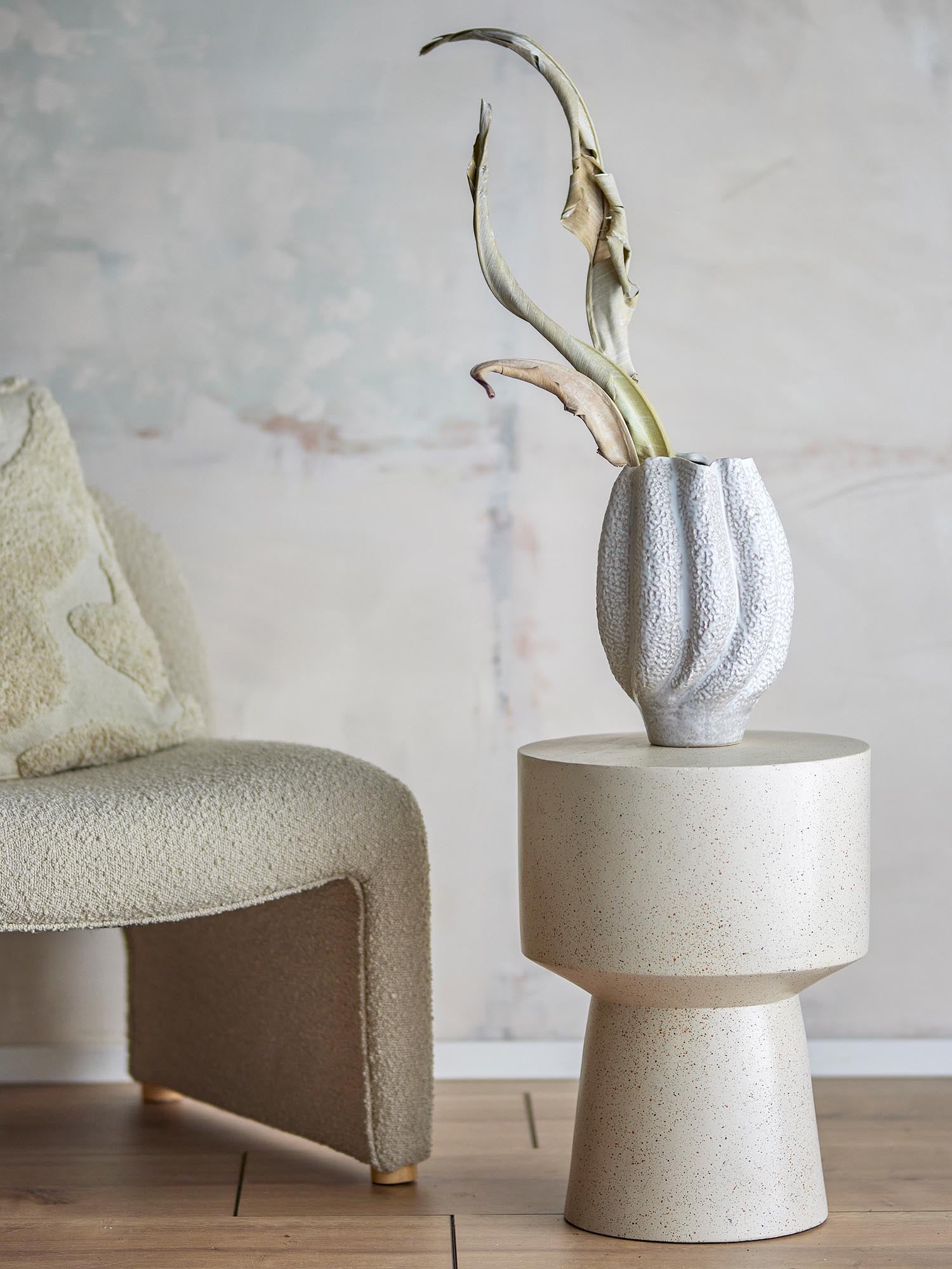 Die Cove Vase von Bloomingville: Eleganz in Weiss, aus robustem Steingut, mit faszinierender Struktur und zeitlosem Design.