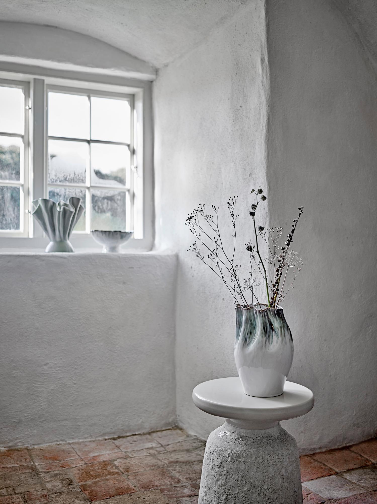 Die Nisha Vase von Bloomingville aus grünem Steingut besticht durch ihr elegantes Design und ist ein stilvolles Wohnaccessoire.