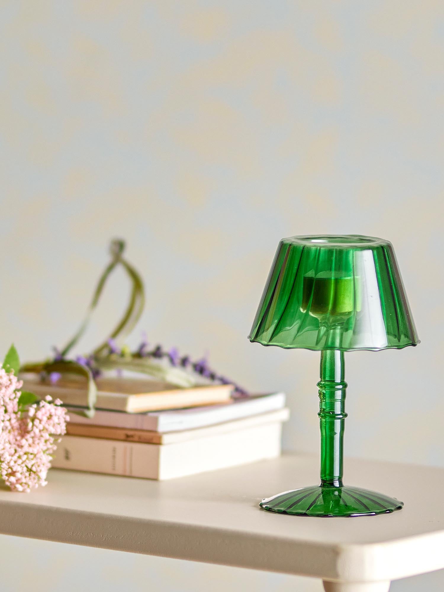 Stilvoller Teelichthalter aus grünem Glas von Bloomingville, perfekt für eine gemütliche Atmosphäre und dekorative Akzente.