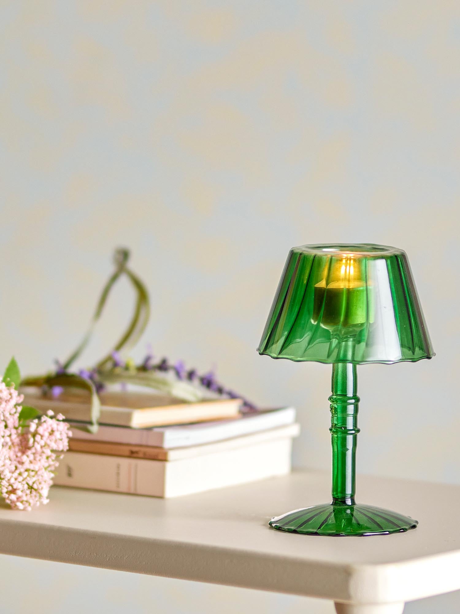 Eleganter Teelichthalter aus grünem Glas von Bloomingville, ideal für stimmungsvolle Beleuchtung und stilvolle Dekoration.