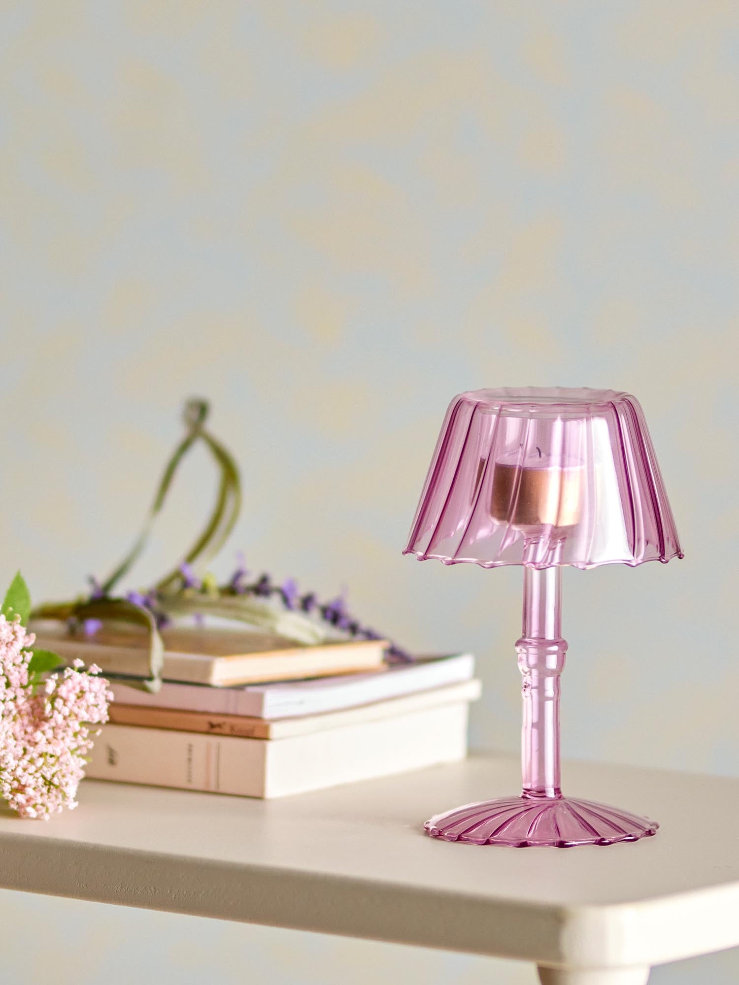 Stilvoller Teelichthalter aus roséfarbenem Glas von Bloomingville, perfekt für eine gemütliche Atmosphäre und dekorative Akzente.