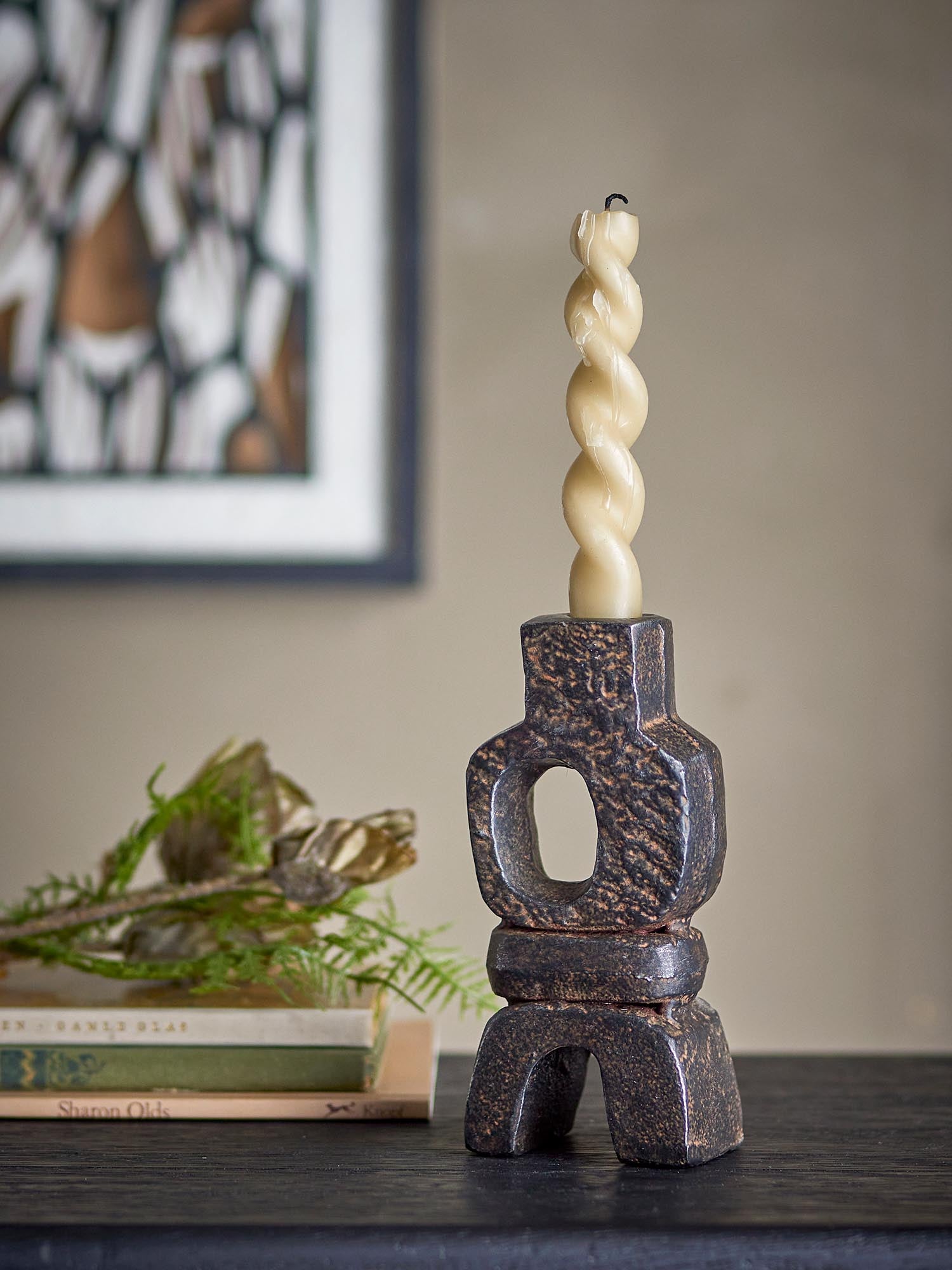 Der Sanah Kerzenhalter von Bloomingville aus schwarzem Gusseisen besticht durch elegantes Design und schafft eine warme Atmosphäre.