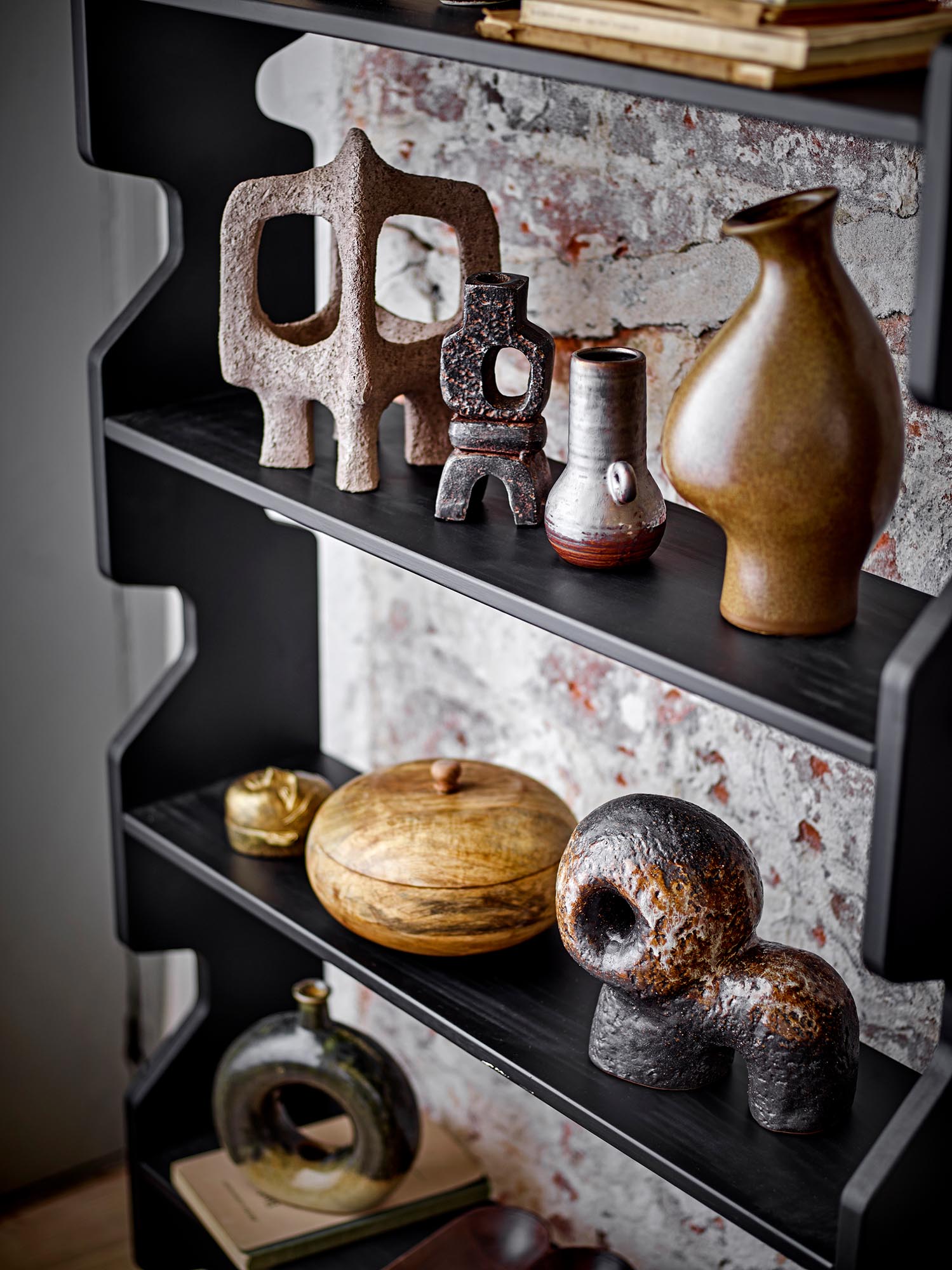 Der Sanah Kerzenhalter von Bloomingville aus schwarzem Gusseisen überzeugt mit stilvollem Design und sorgt für ein gemütliches Ambiente.