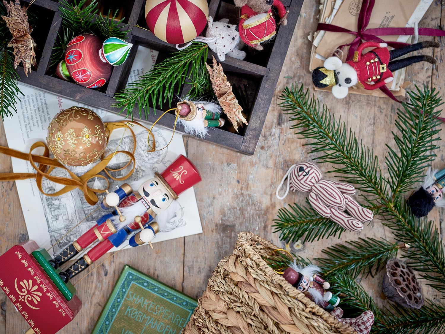 Die Waltz Spieluhr von Bloomingville aus rotem Kiefernholz spielt eine Melodie und ist ein charmantes Dekorationsstück.