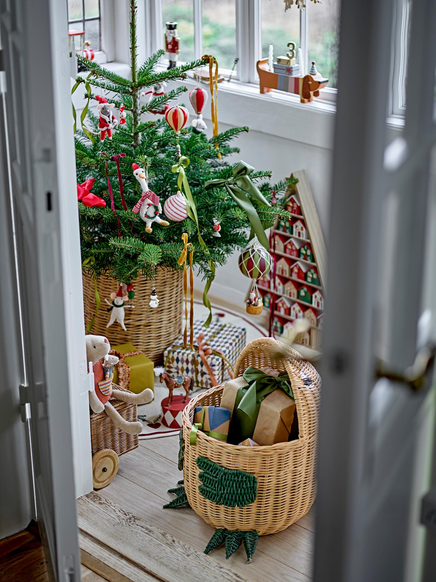 Ein festlicher Adventskalender aus rotem MDF, der mit liebevoll gestalteten Details die Vorfreude auf Weihnachten steigert.