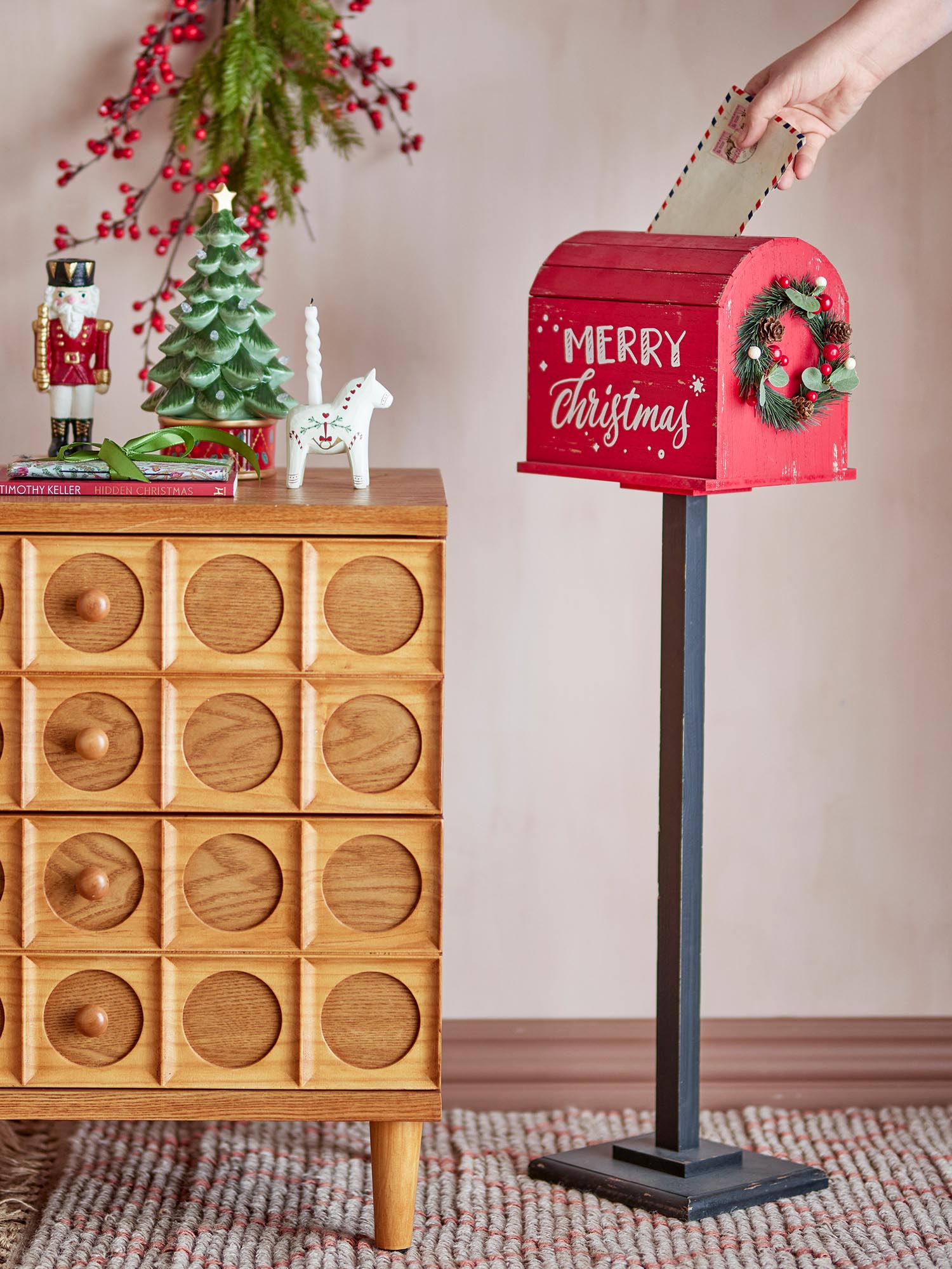 Das Carlo Deko von Bloomingville in Rot aus MDF ist ein stilvolles Accessoire, das jedem Raum eine moderne Note verleiht.