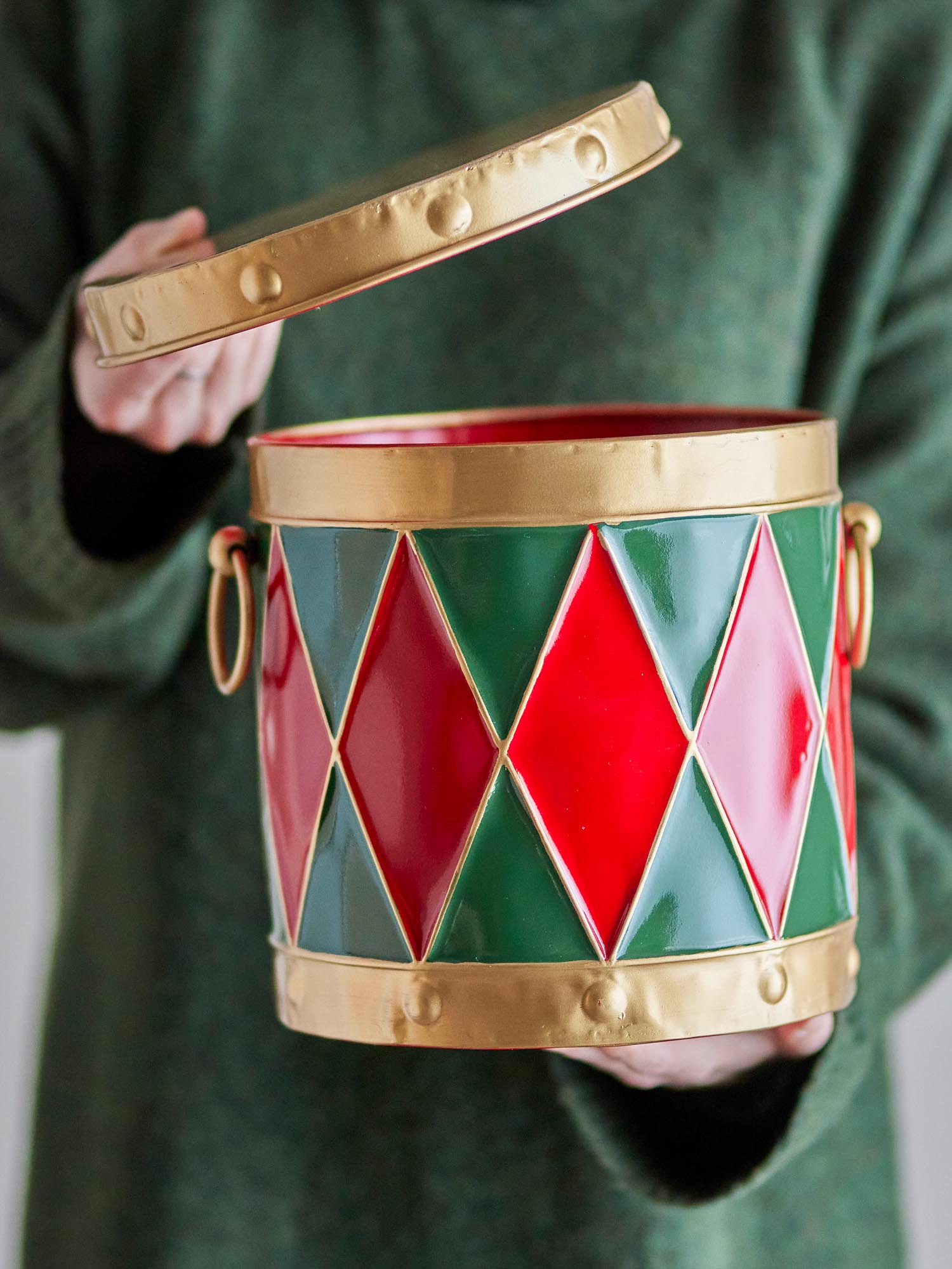 Die Yuri Box von Bloomingville ist eine elegante, rote Metallbox mit Deckel, perfekt für stilvolle Aufbewahrung und Dekoration.