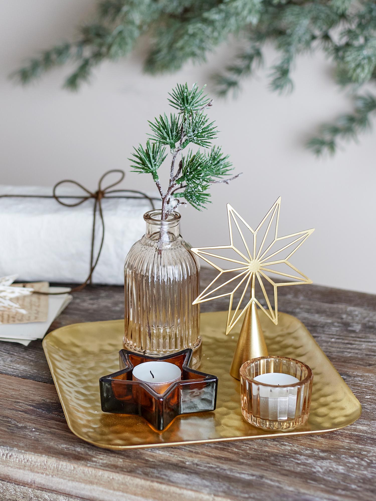 Das Sanga Tablett von Bloomingville vereint goldene Akzente mit Glas-Teelichthaltern, ideal für eine elegante und gemütliche Dekoration.