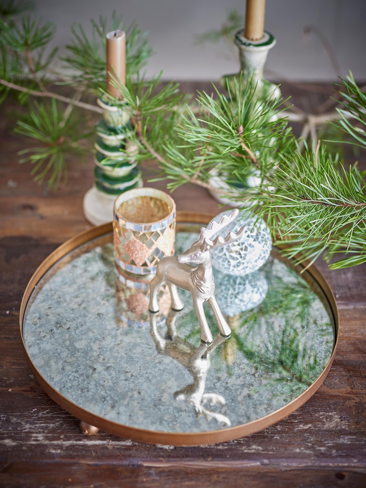 Elegantes Glacier Tablett aus Glas und goldfarbenem Metall von Bloomingville, ideal für stilvolle Dekoration und Servieren.