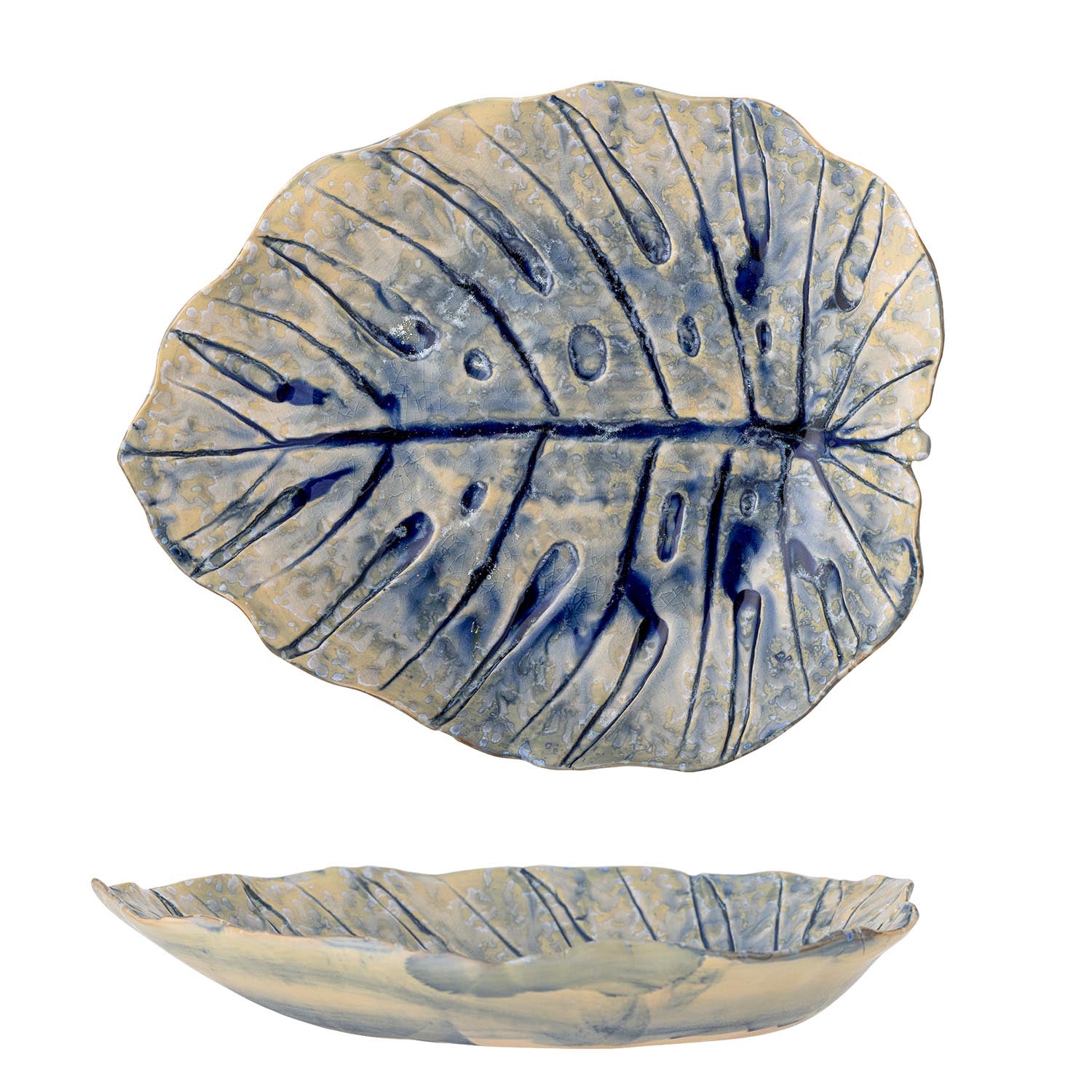 Die Rowan Servierplatte in Blau aus Steingut von Creative Collection besticht durch ihr elegantes Design und ihre Funktionalität.